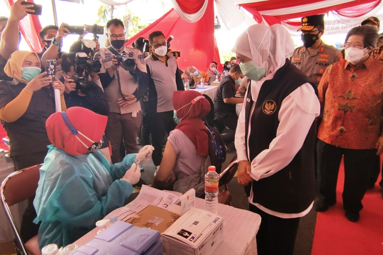 Gubernur Khofifah Tinjau Vaksinasi di Maspion II Buduran