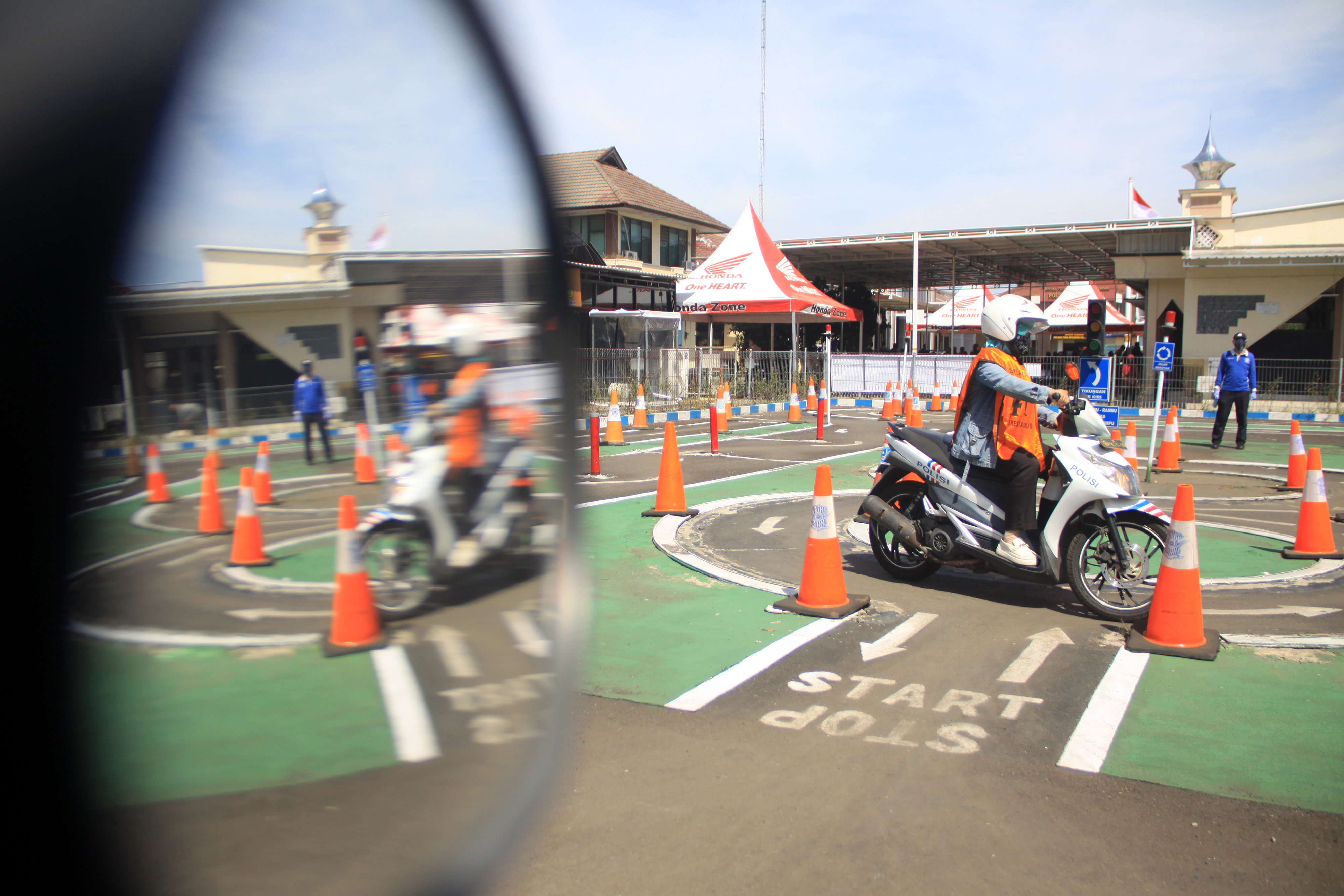 Warga mengikuti ujian SIM C dengan inovasi Uji praktik SIM bernama Sidoarjo Smart Driving Test (SSDT) di Polresta Sidoarjo, Jawa Timur.