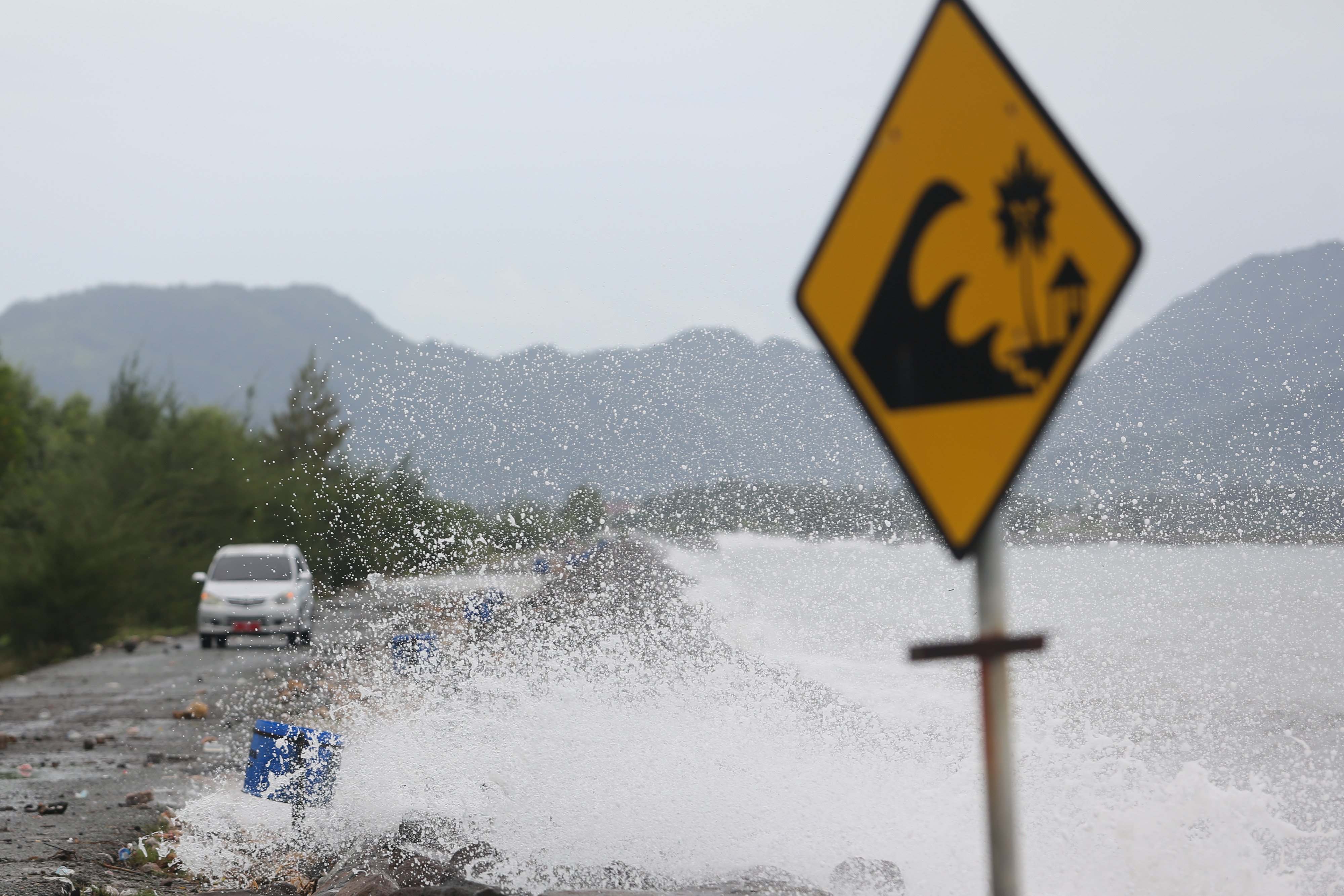  Gelombang tinggi melewati tanggul pemecah ombak di pesisir pantai Ulee Lheu, Banda Aceh, Aceh, Minggu (11/7/2021)