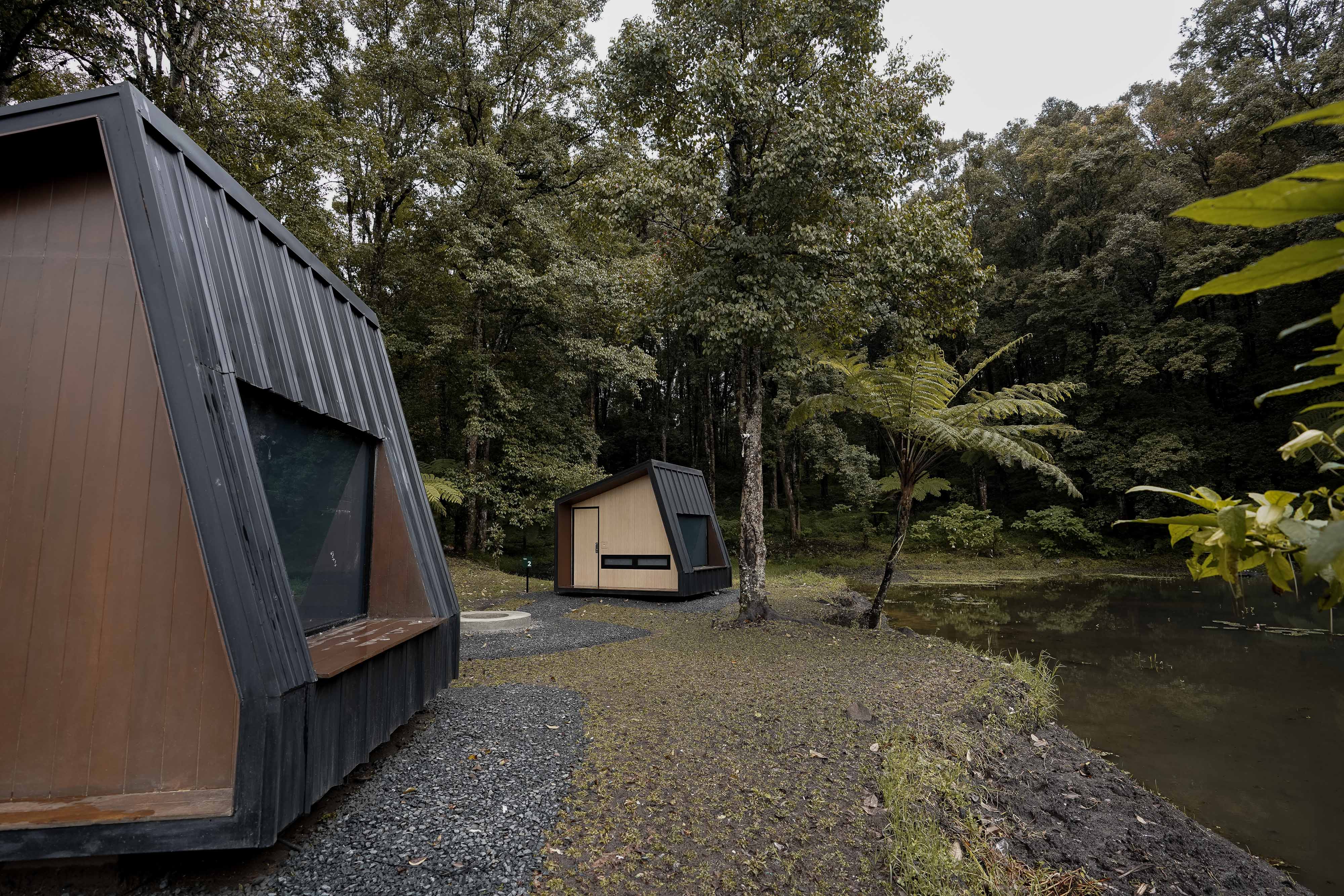 Bobocabin di Rancaupas dengan panorama danau bisa menjadi pilihan ketika Jawa Barat telah dinyatakan bebas zona merah covid-19.