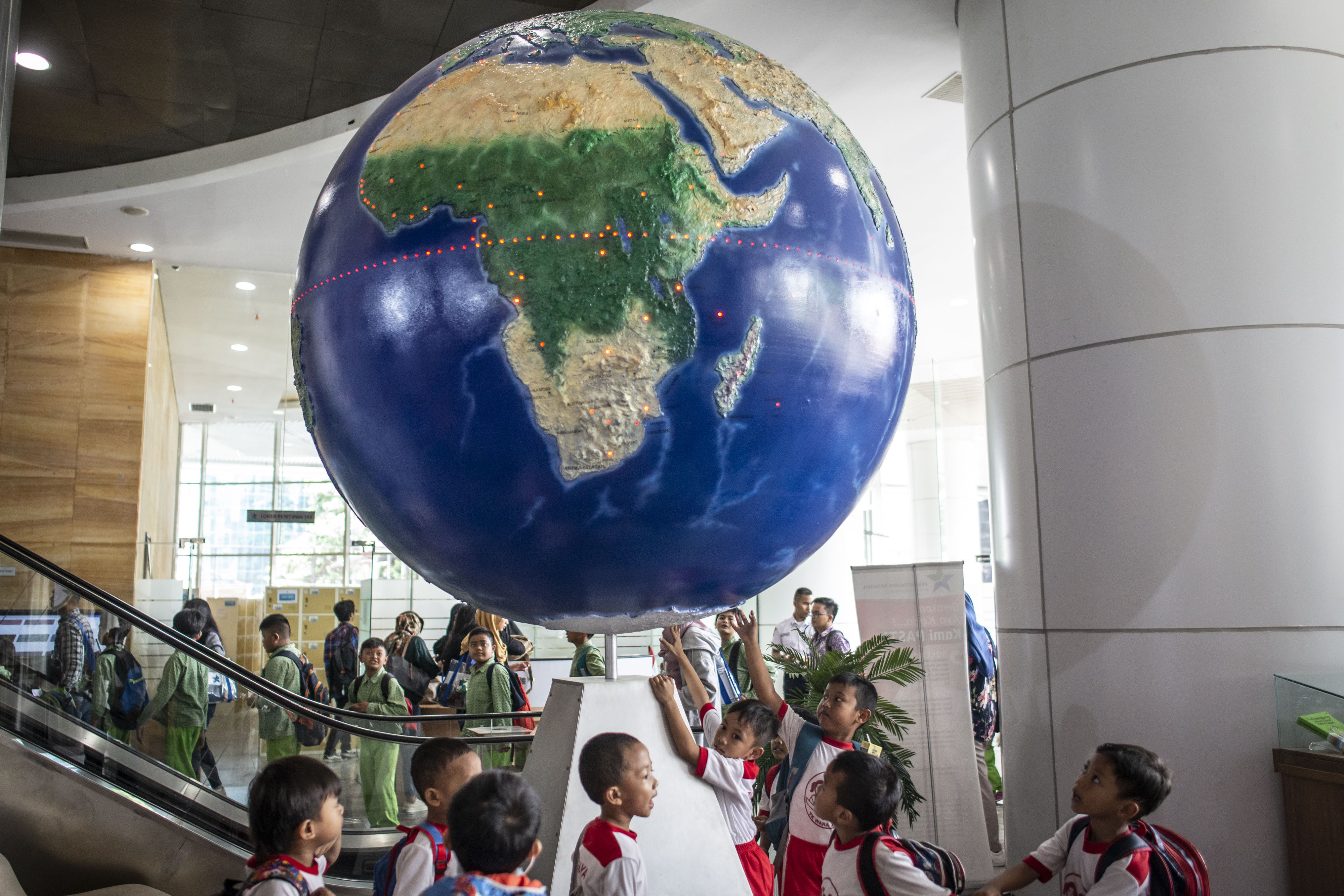 PROGRAM MERDEKA BELAJAR: Pelajar mengamati Globe di Perpustakaan Nasional, Jakarta. Program ini diharapkan bisa peningkatan mutu SDM.