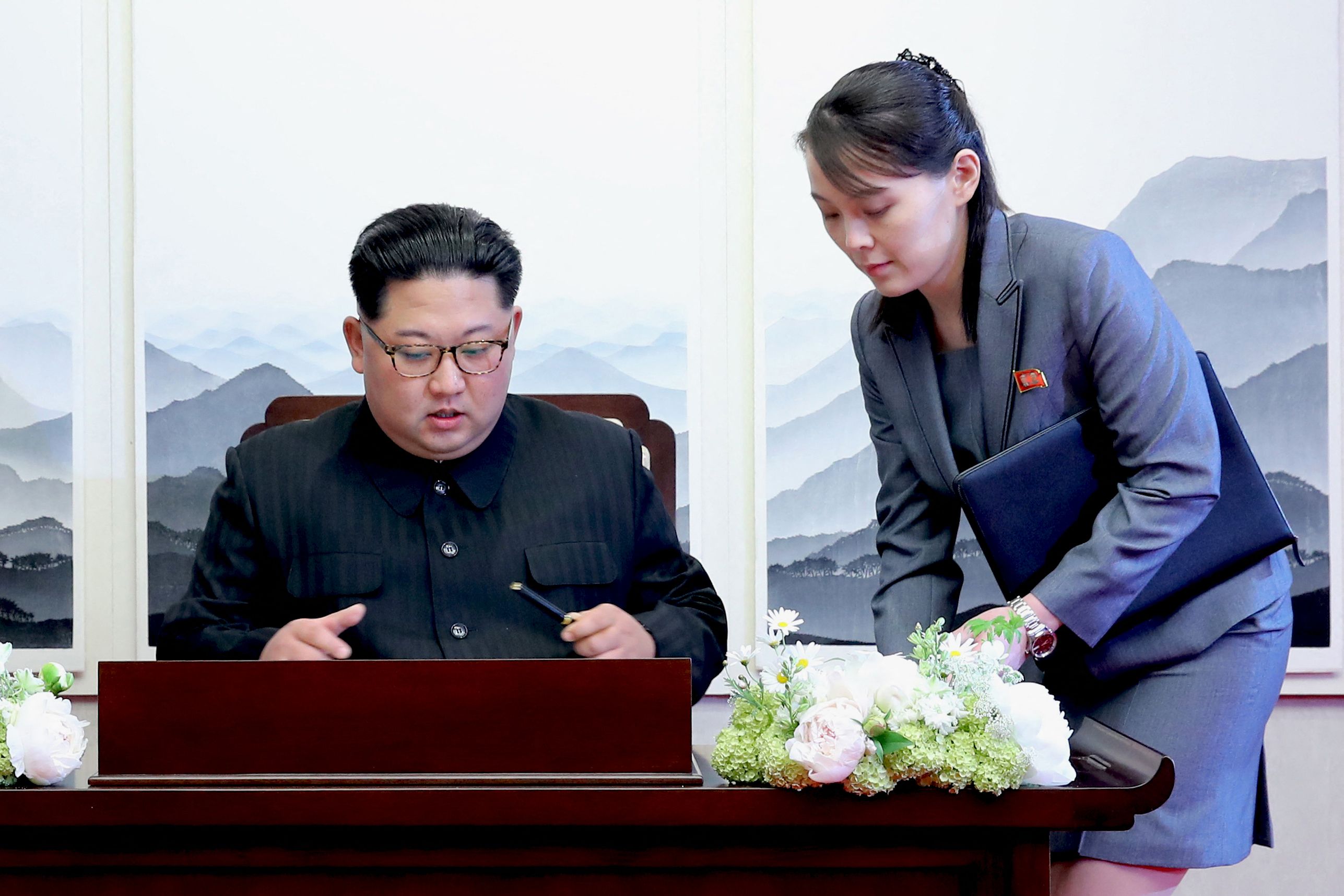 Pemimpin Korea Utara Kim Jong-un (kiri) dan adiknya Kim Yo-jong. 