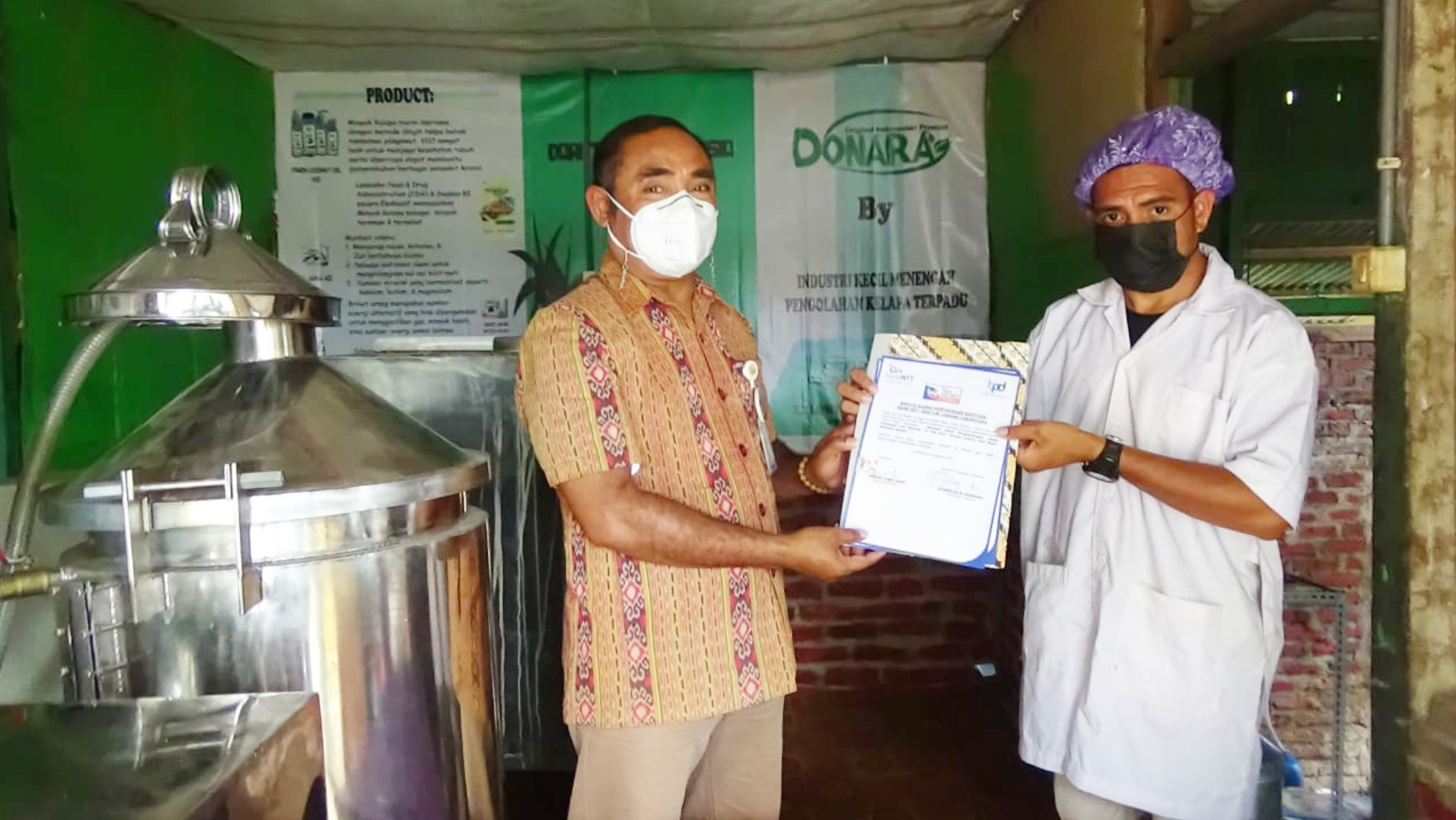 Pemimpin Bank NTT Larantuka Christoforus B Langkamau menyerahkan sumbangan mesin peras kelapa 