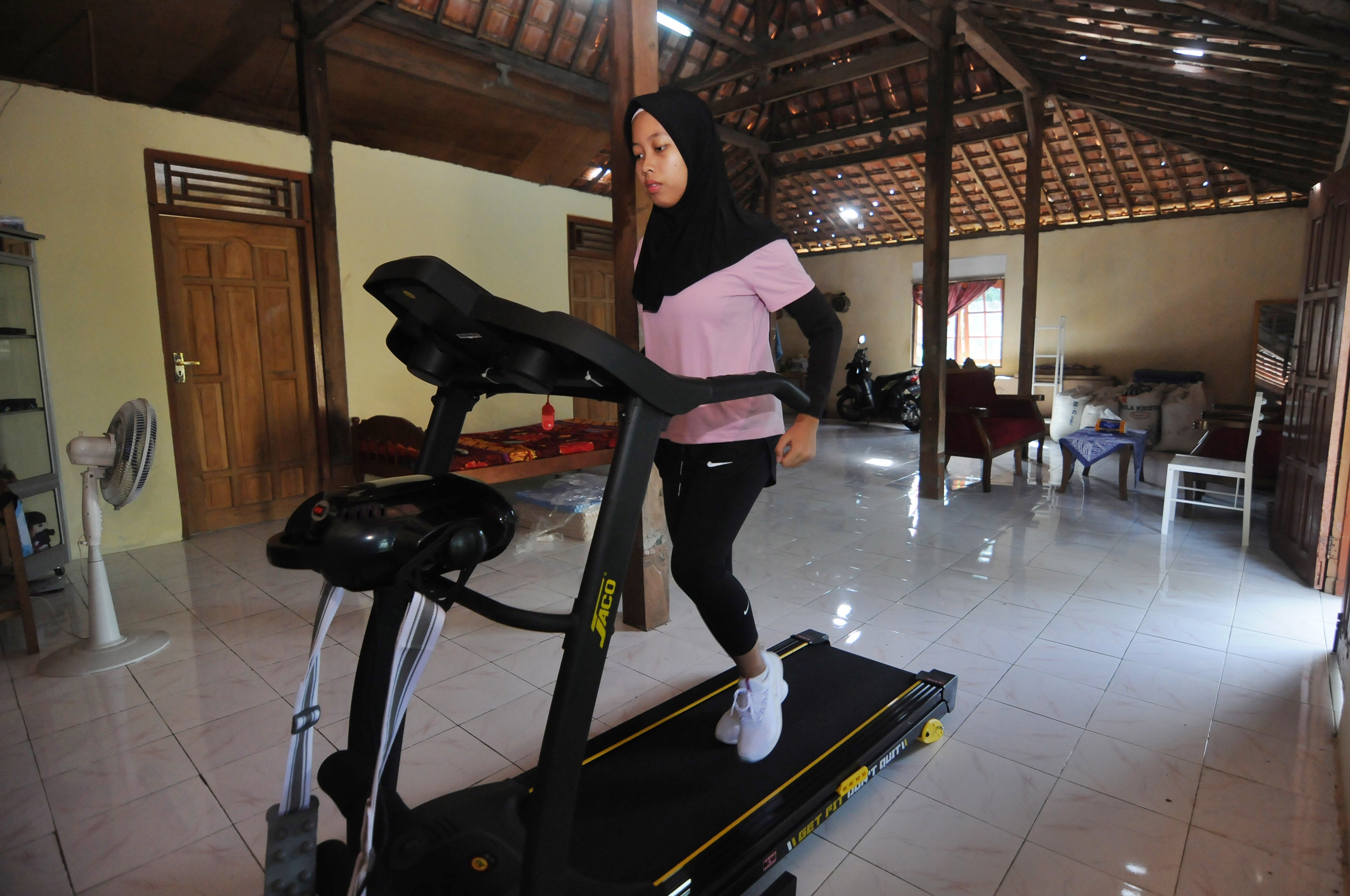 Atlet Paraatletik Indonesia Karisma Evi Tiarani berlatih olahraga di rumahnya di Simo, Boyolali, Jawa Tengah.