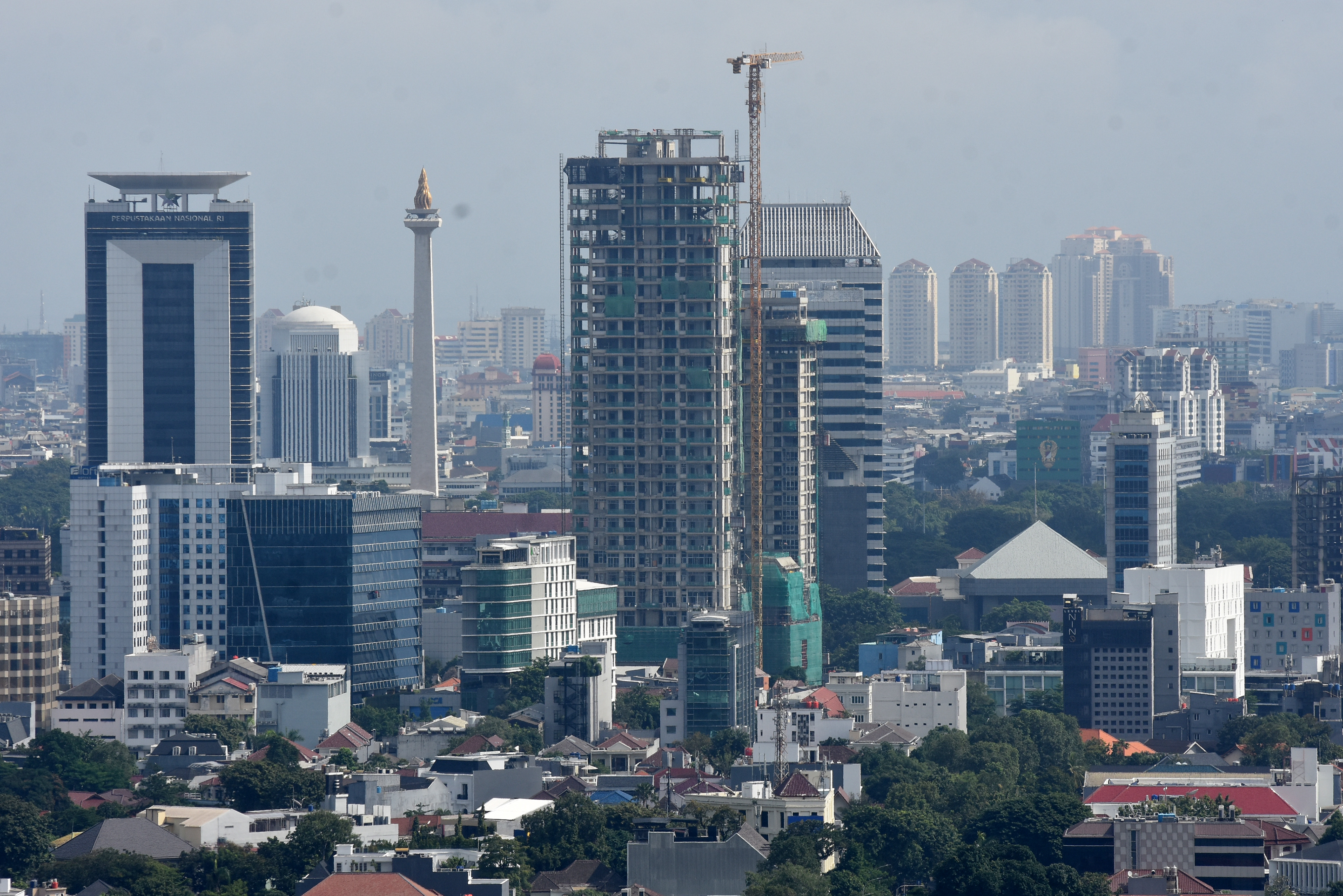 Suasana gedung bertingkat di wilayah Jakarta.