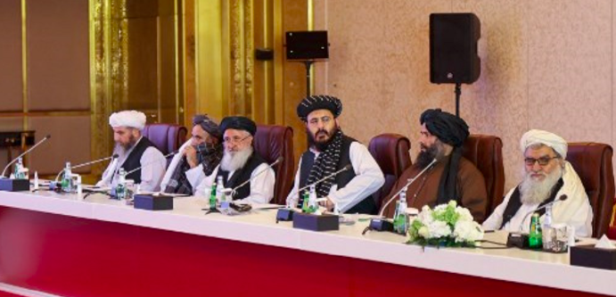 Delegasi Taliban mengikuti dialog damai dengan tim negosiator Afghanistan di Doha, Qatar, 17 Juli 2021.