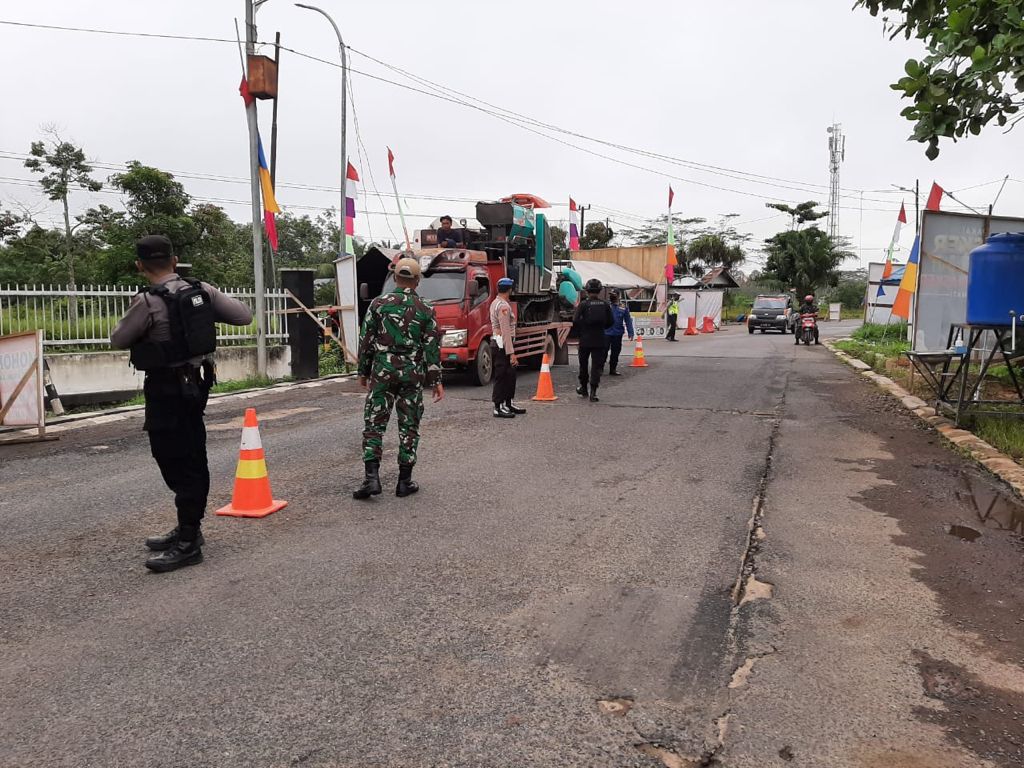 Penjagaan ketat di pos penyekatan Kabupaten Kapuas, Kalteng selama PPKM level 4.
