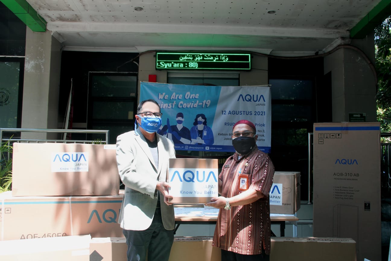 Aqua Japan menyerahkan sumbangan untuk kebutuhan tenaga kesehatan