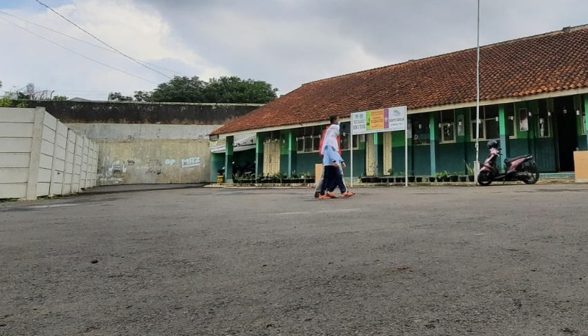 Akses jalan menuju SDN Tugu 2 Kelurahan Tugujaya, Kecamatan Cihideung, Kota Tasikmalaya, Jawa Barat, ditutup tembok. 