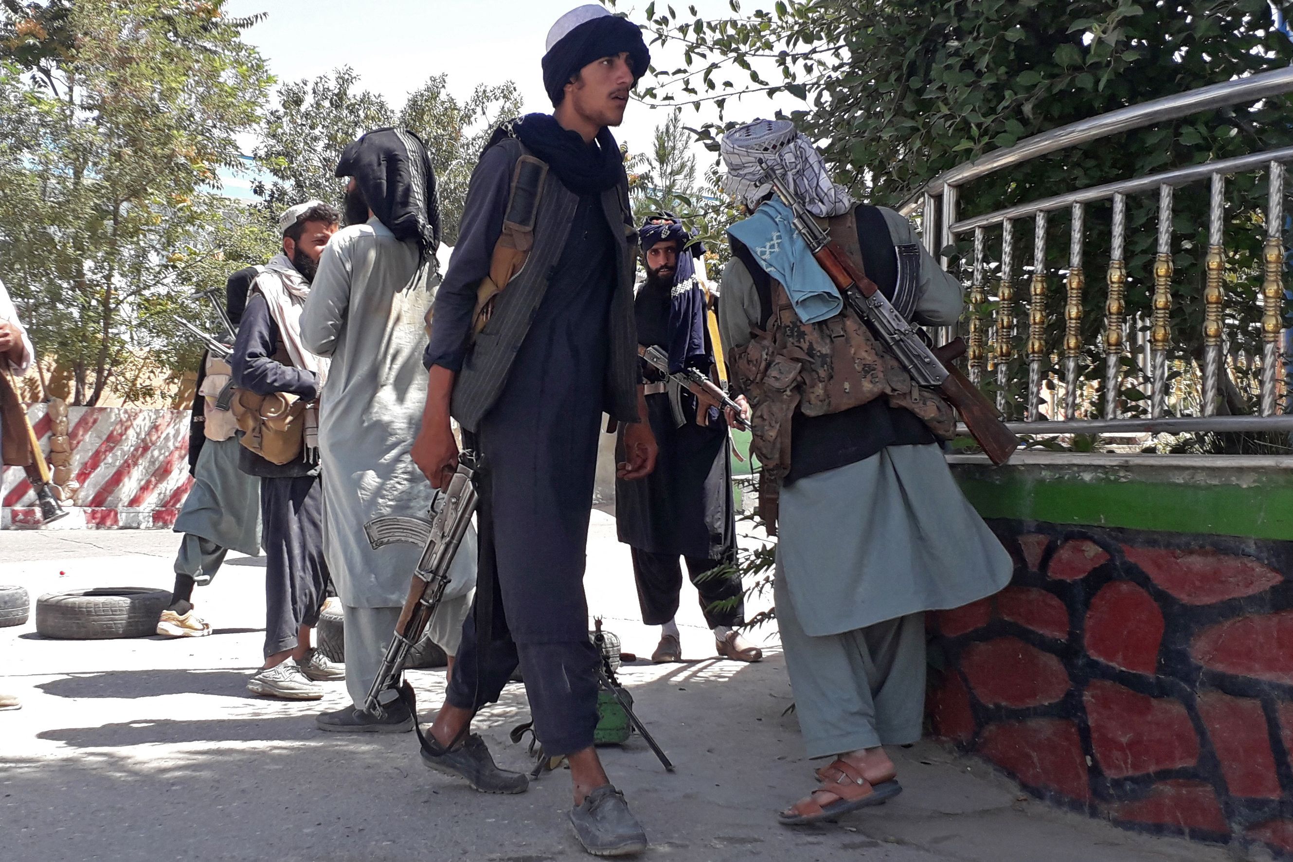 Pasua Taliban menguasai jalan-jalan di Kota Ghazni yang siap bergerak menuju ibu kota negara, Kabul, pada Kamis (12/8).