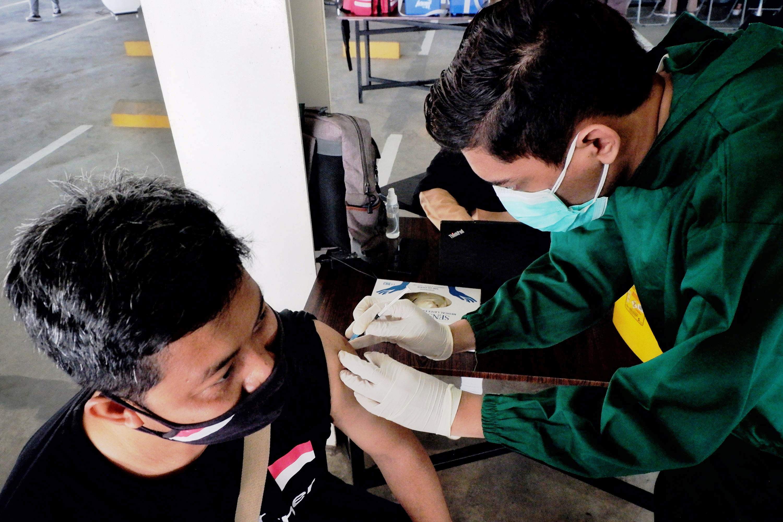 Vaksinasi pada pengemudi ojol di Depok, Jawa Barat.