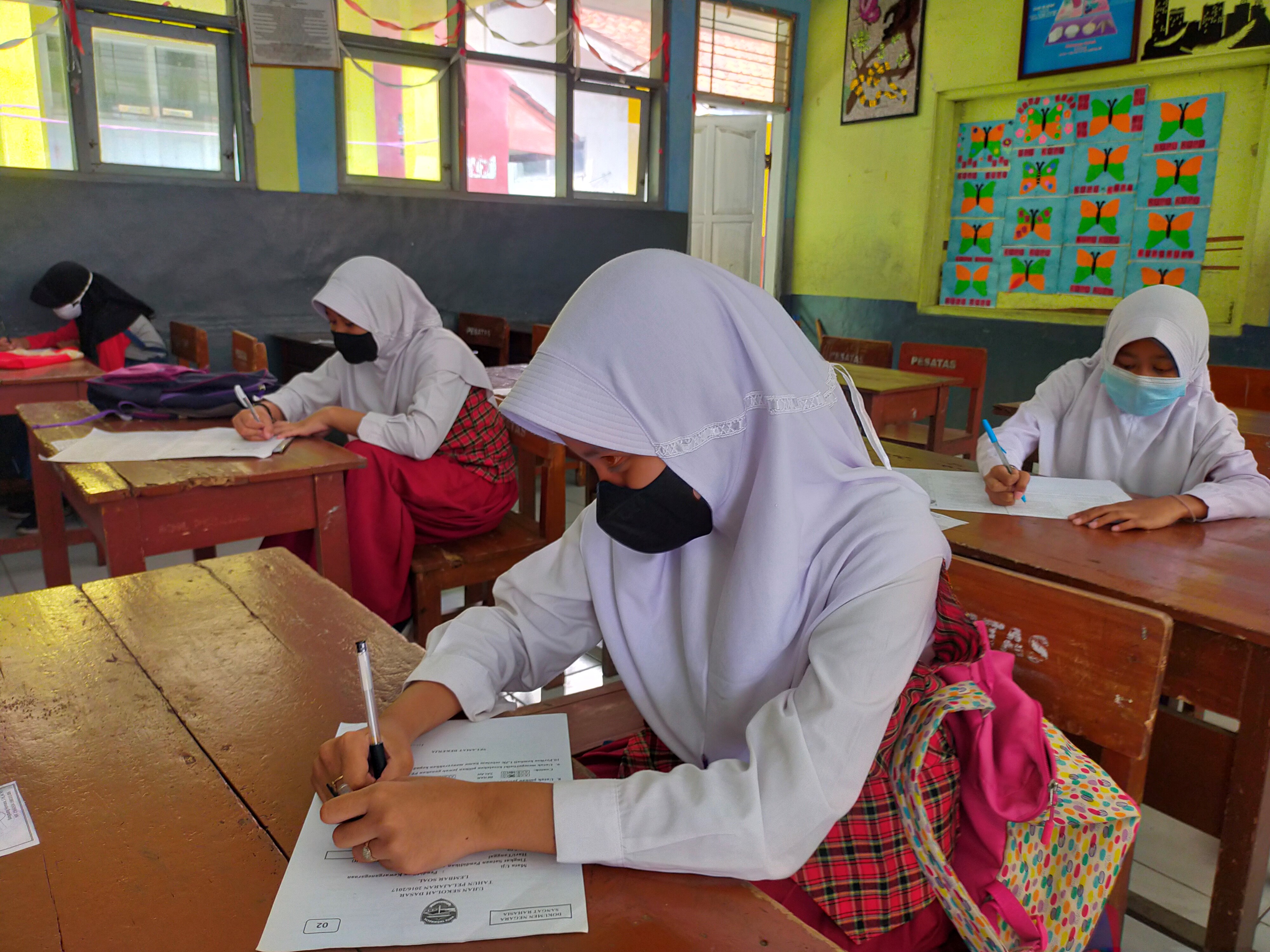 Siswa kelas IV SDN 1 Pengadilan melaksanakan kegiatan pembelajaran tatap muka (PTM) di sekolah dilakukan secara terbatas.