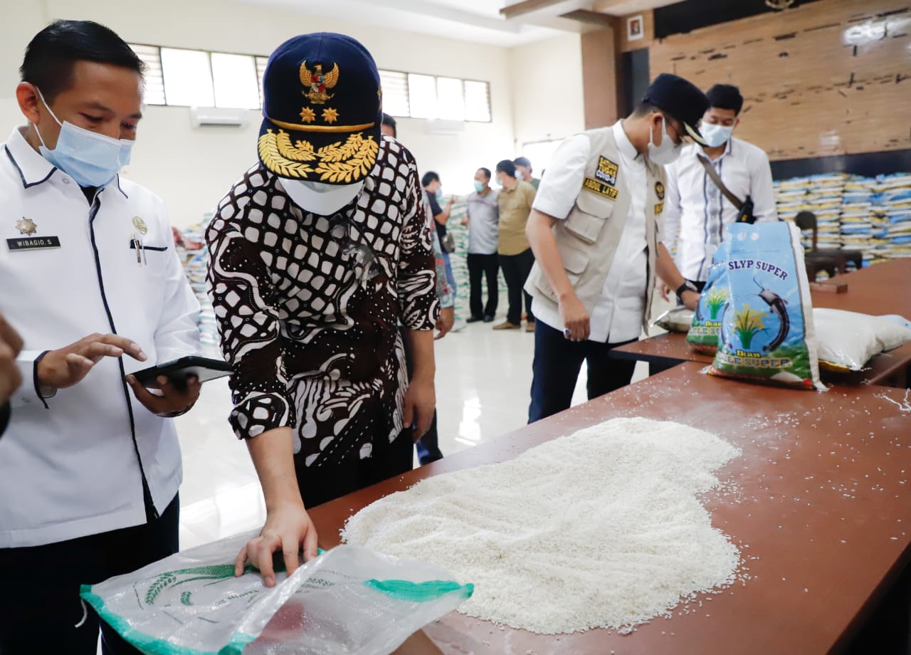 Wakil Gubernur Jatim Emil Elestianto Dardak memeriksa kualitas beras bansos dari Kemensos di Bangkalan, Kamis (5/8)