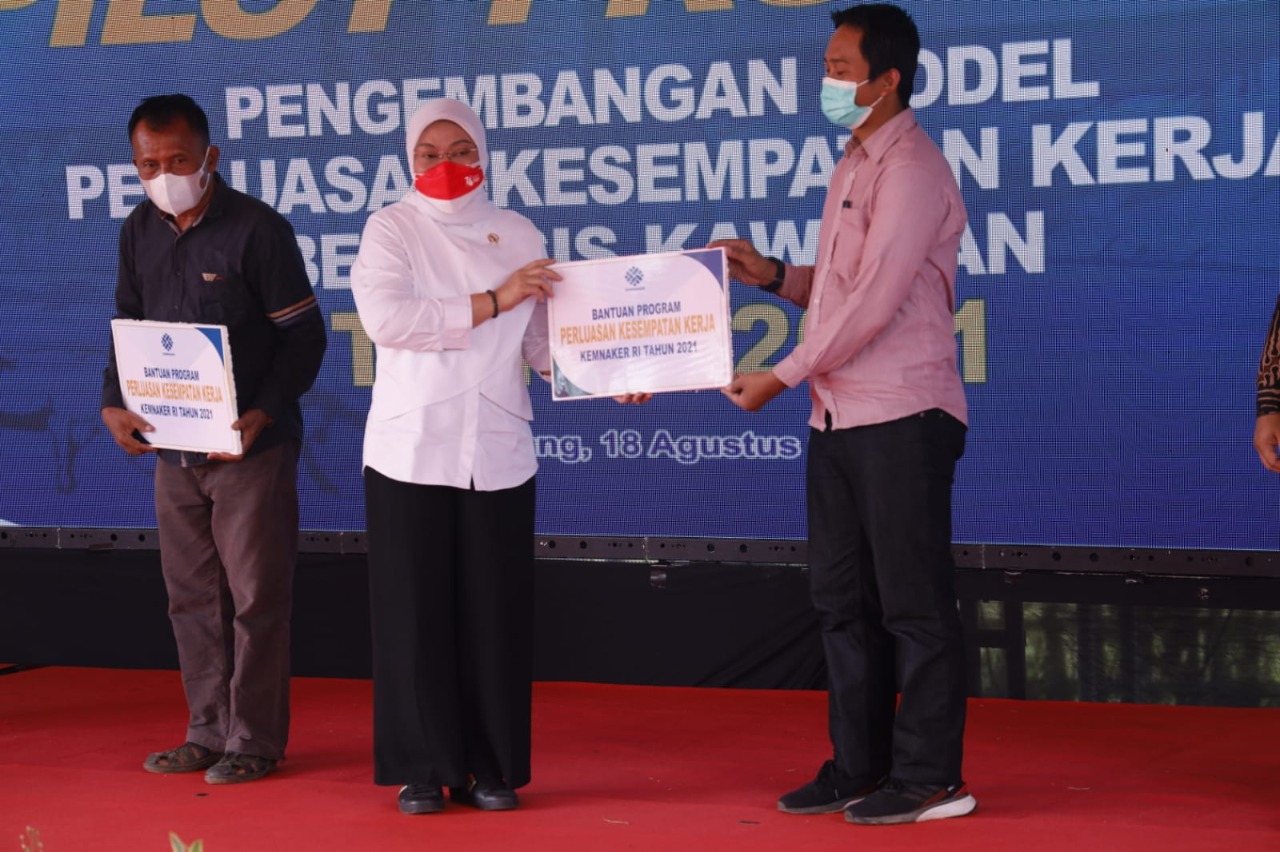 Menaker Ida Fauziyah (tengah).