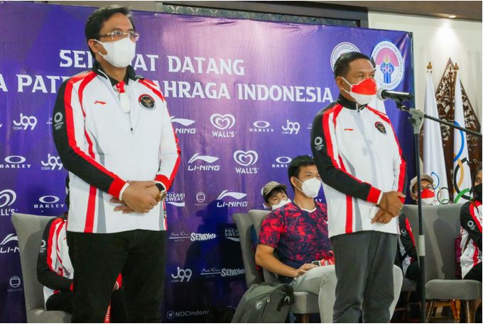 Ketua Umum PP PBSI Agung Firman Sampurna (kiri) dan Menpora Zainudin Amali menerima tim bulu tangkis Indoesia yang pulang dari Tokyo. 