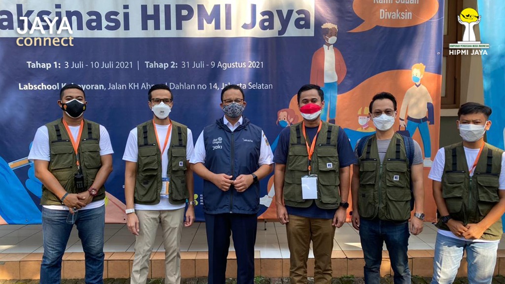 Gubernur DKI Jakarta Anies Baswedan saat mengunjungi sentra vaksinasi HIPMI Jaya