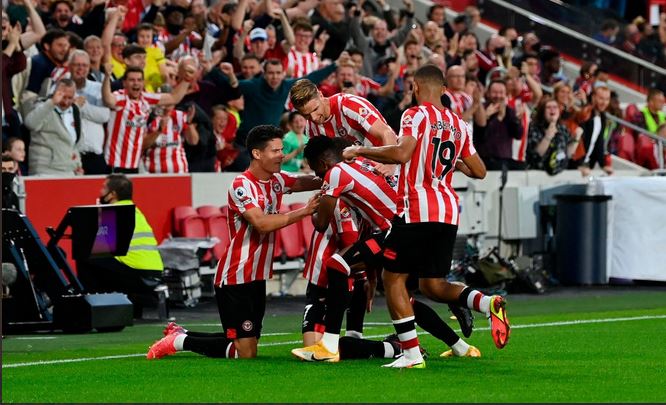 Para pemain Brentford melakukan selebrasi usai mencetak gol ke gawang Arsenal di laga Liga Primer Inggris.