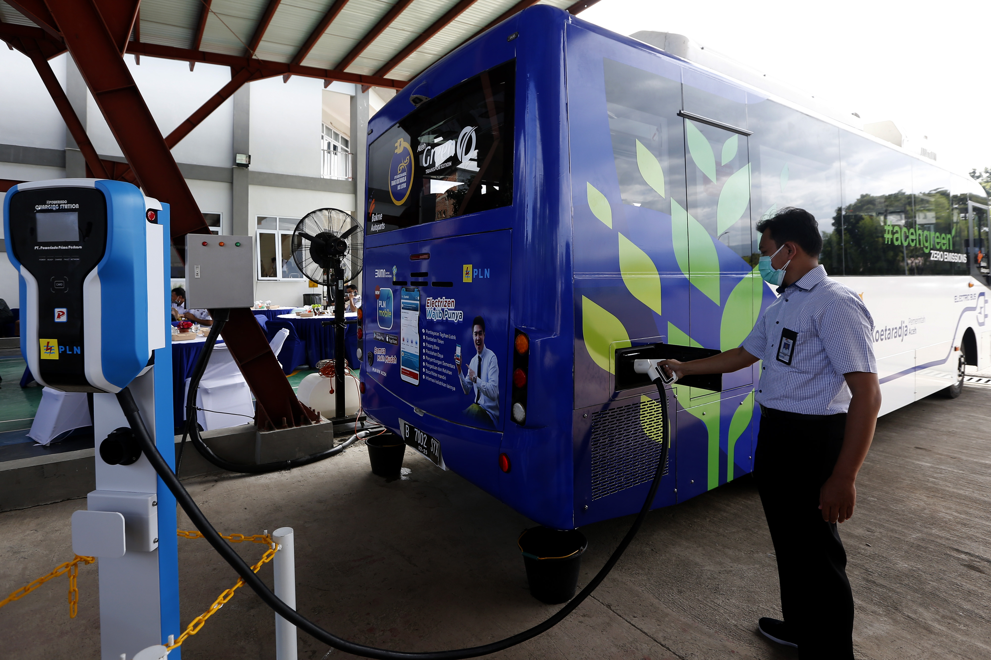 Bus listrik BYD tipe C6 yang diproduksi PT. Bakrie Autoparts.