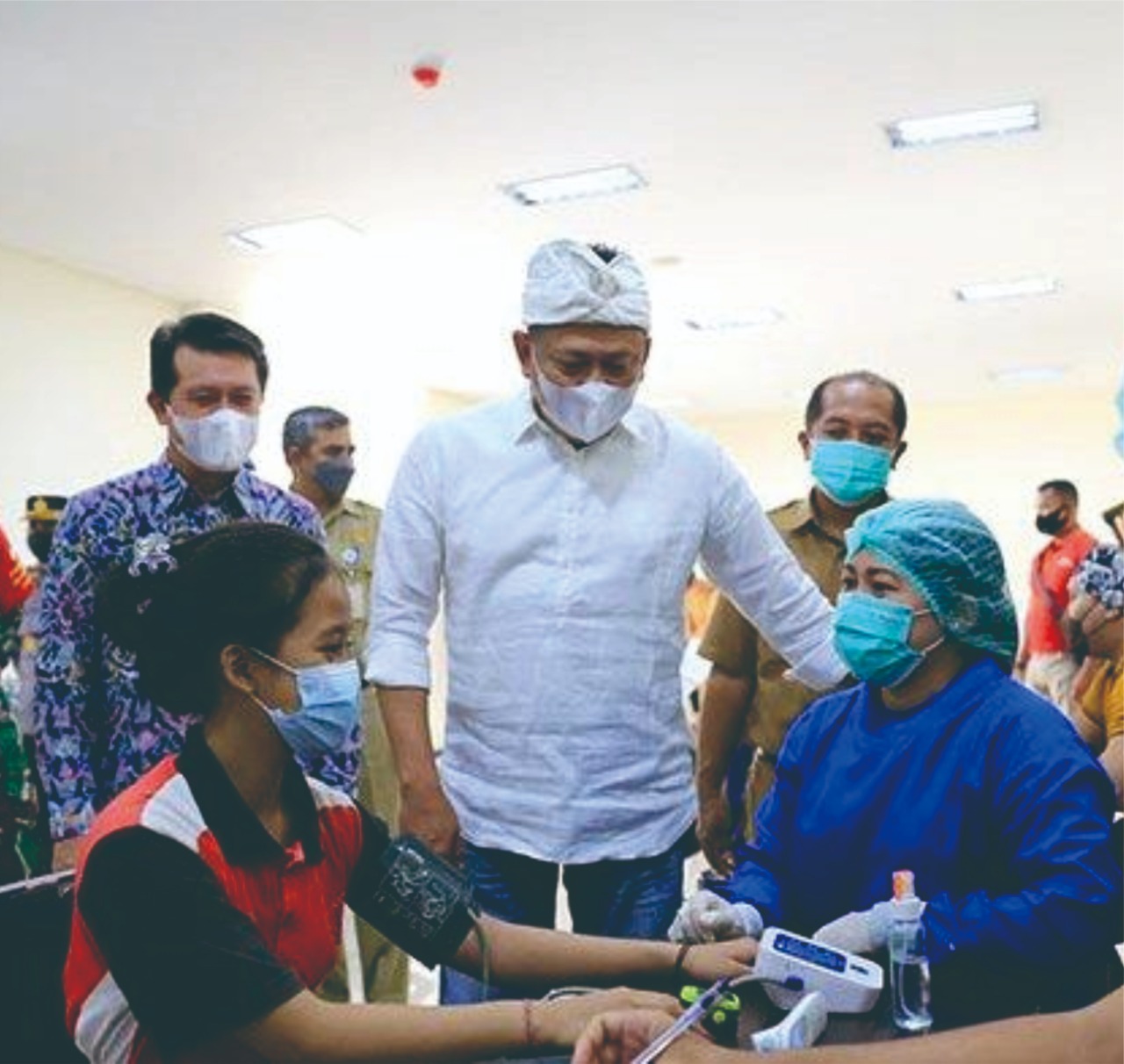  Ketua MPR RI Bambang Soesatyo (tengah) didampingi Bupati Klungkung I Nyoman Suwirta (kiri) meninjau pelaksanaan vaksinasi.
