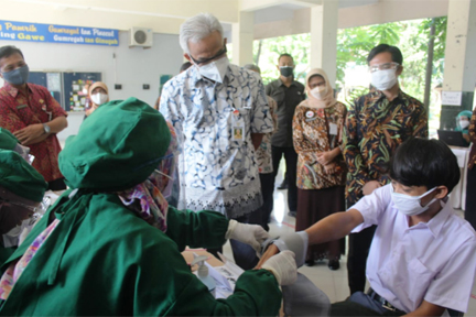 Gubernur Ganjar dan Wali Kota Gibran meninjau vaksinasi massal untuk pelajar SMP dan SMA se-Kota Solo di SMAN 3 Surakarta, Selasa (4/8). 
