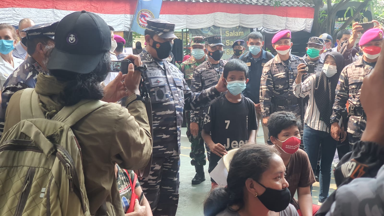 TNI AL Gelar Vaksinasi Covid-19 dan Salurkan Bansos Masyarakat Maritim