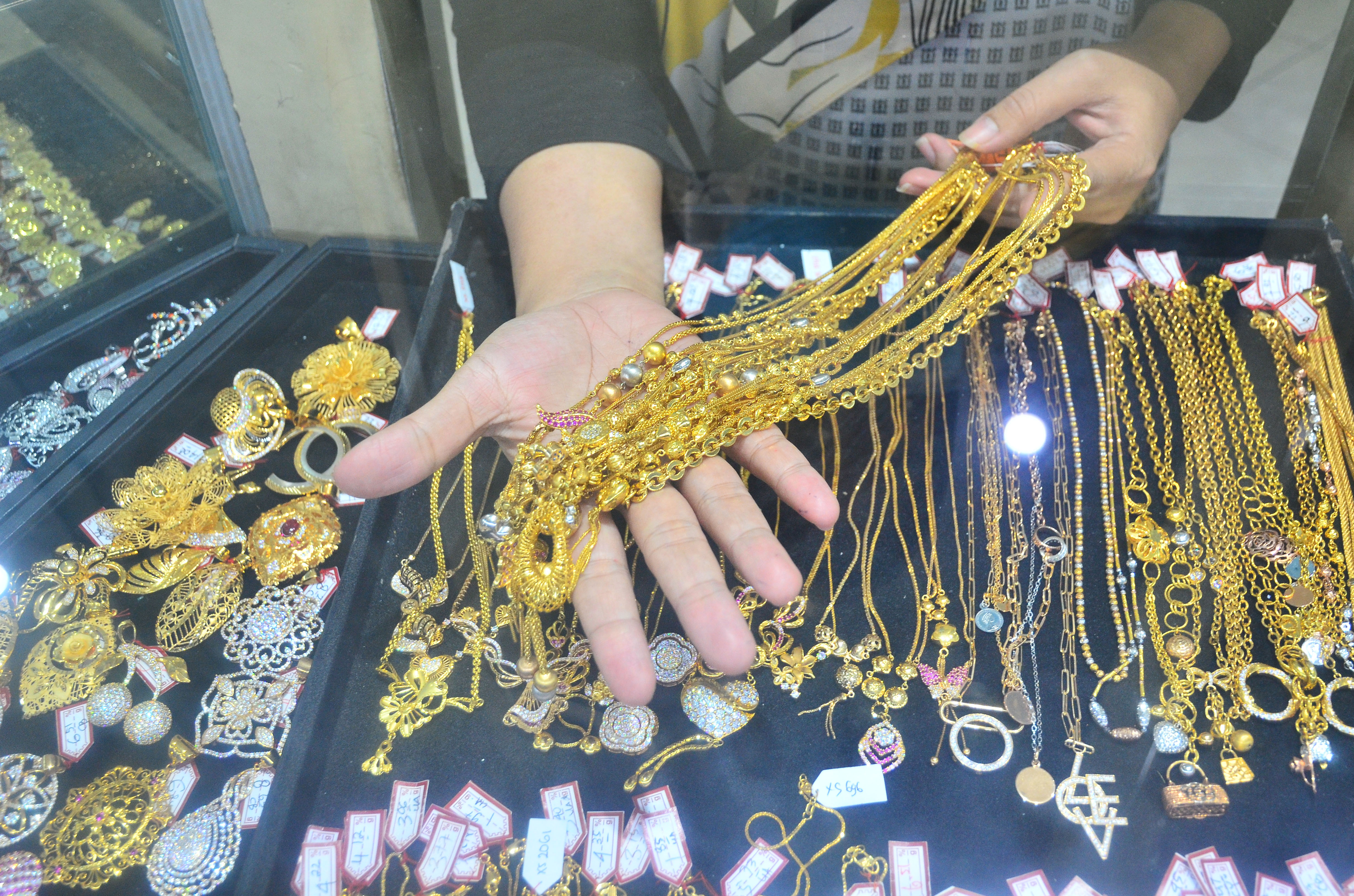 Harga Emas Kembali Naik Setelah Sempat Turun Didorong Dolar