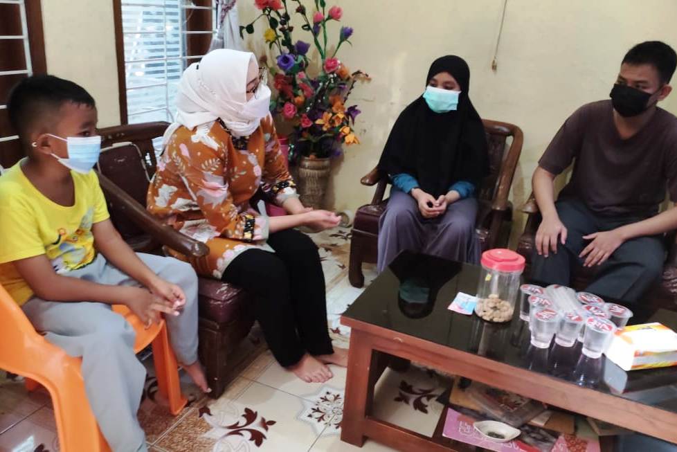 Tiga anak yatim (kecuali kedua dari kiri) yang kedua orangtua mereka meninggal karena covid.