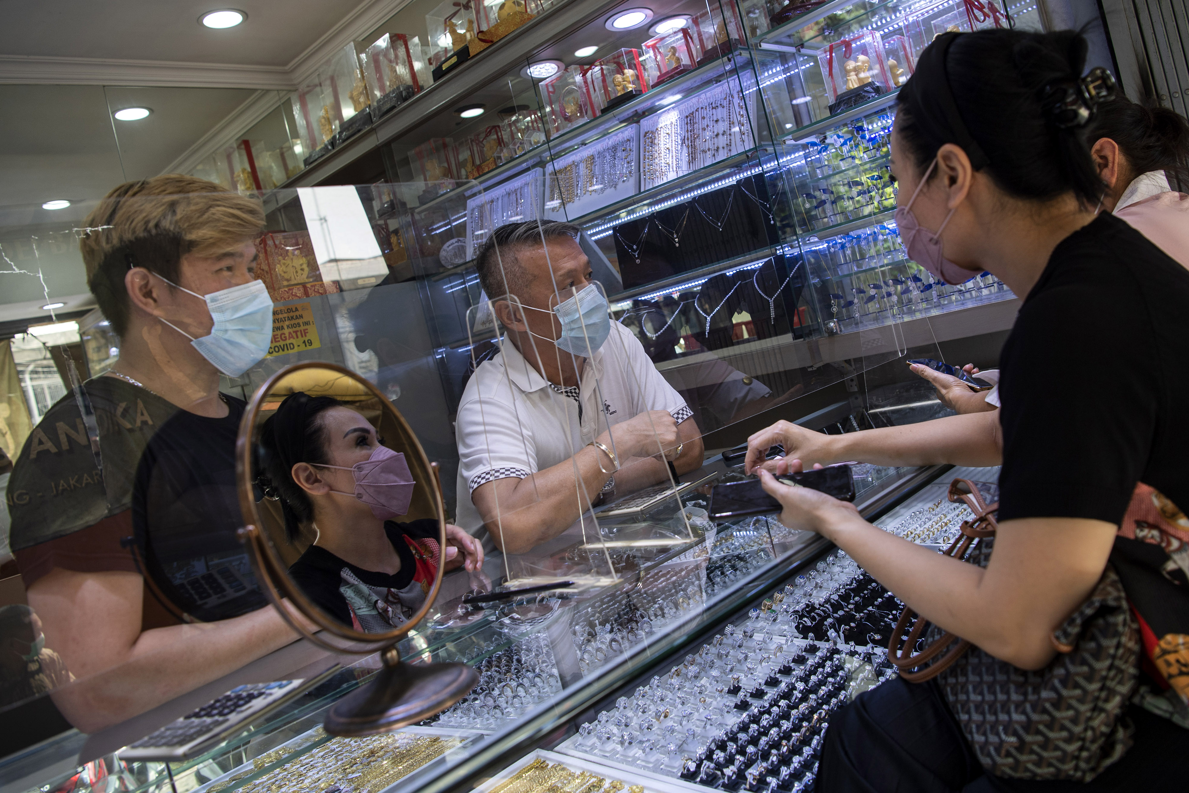 Aktivitas di Pasar Muara Karang  Jakarta Utara. 