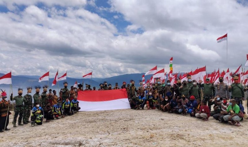 Pembentangan bendera merah putih di puncak Kobrey, Kabupaten Pegunungan Arfak oleh Pangdam XVIII Kasuari Mayjen TNI I Nyoman Cantiasa besert
