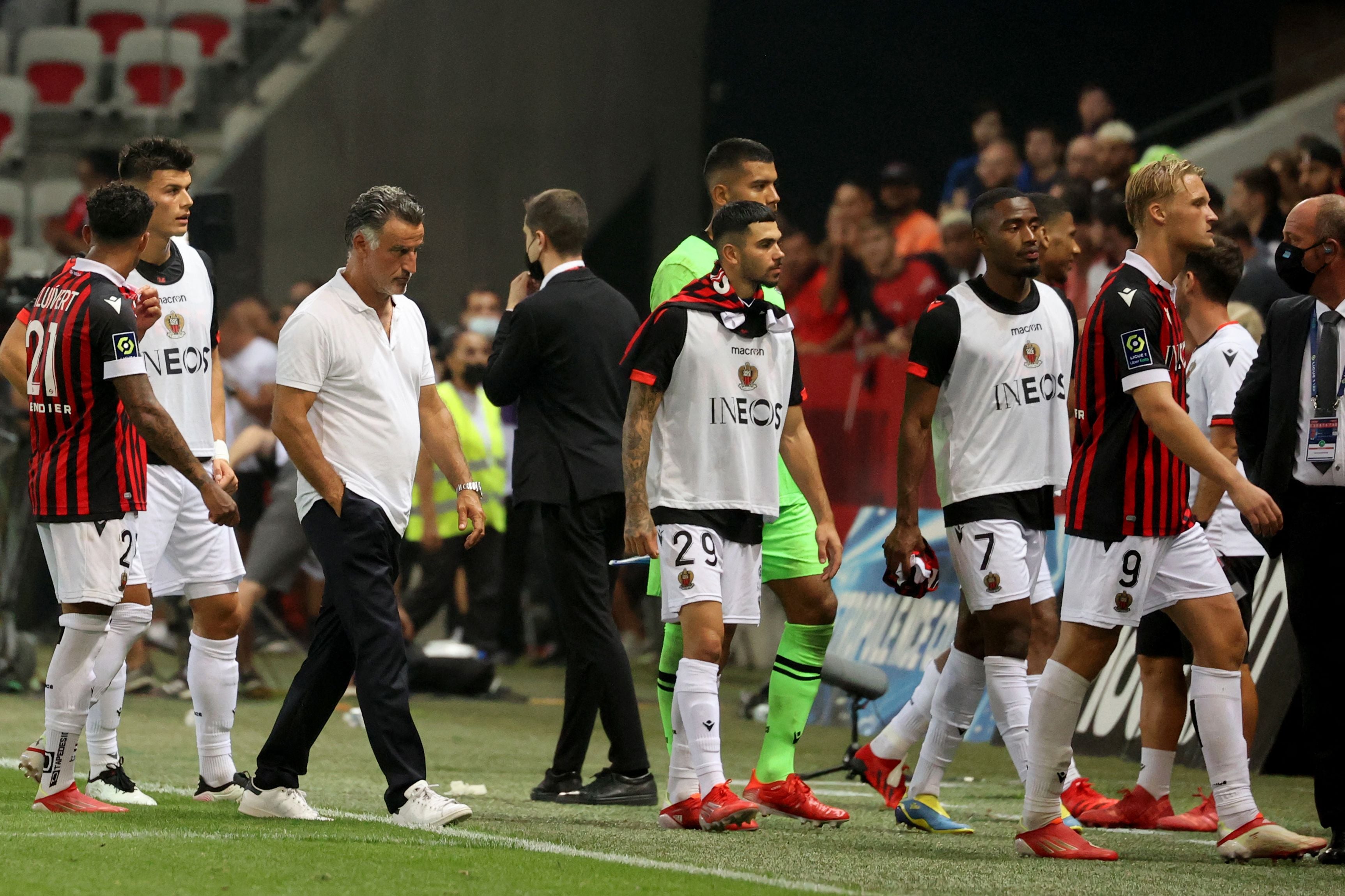 Para pemain Nice meninggalkan lapangan usai pendukung menyerbu lapangan dalam laga Ligue 1 melawan Marseille.