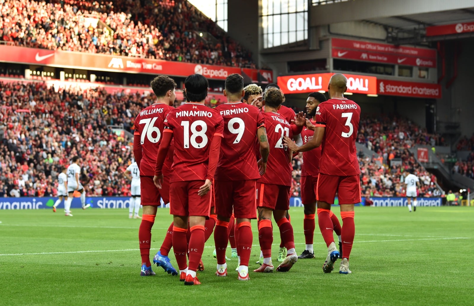 Para pemain Liverpool melakukan selebrasi usai mencetak gol dalam laga pramusim melawan Osasuna.