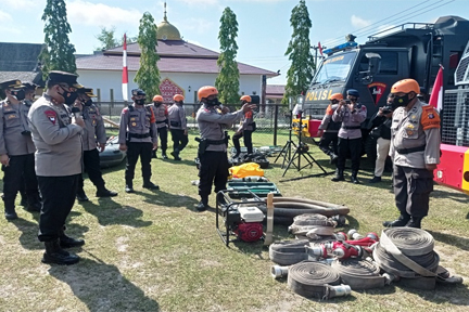 Kapolda Kalteng Irjen Pol. Dedi Prasetyo meninjau kesiapan personel dan peralatan padamkan karhutla.