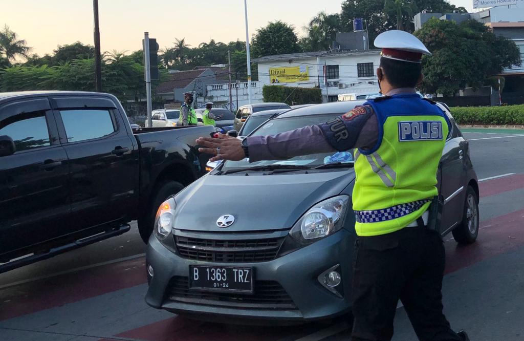 Polisi menghentlkan pengendara mobil berplat nomor ganjil ditanggal genap saat akan masuk ke Jl.Sudirman, Jakarta, Kamis (12/8)
