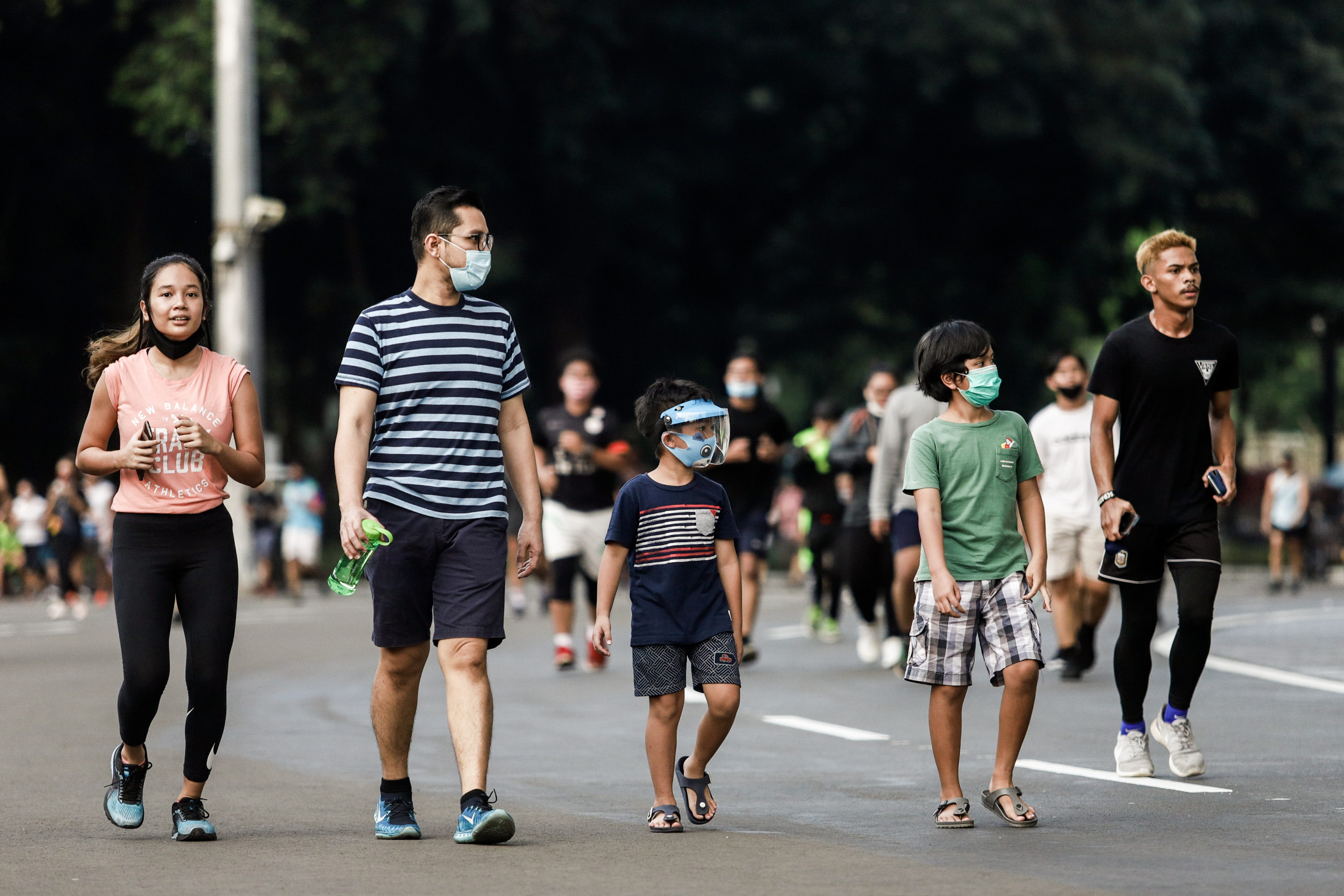Warga berolahraga di kawasan Gelora Bung Karno pada 6 Juni 2020