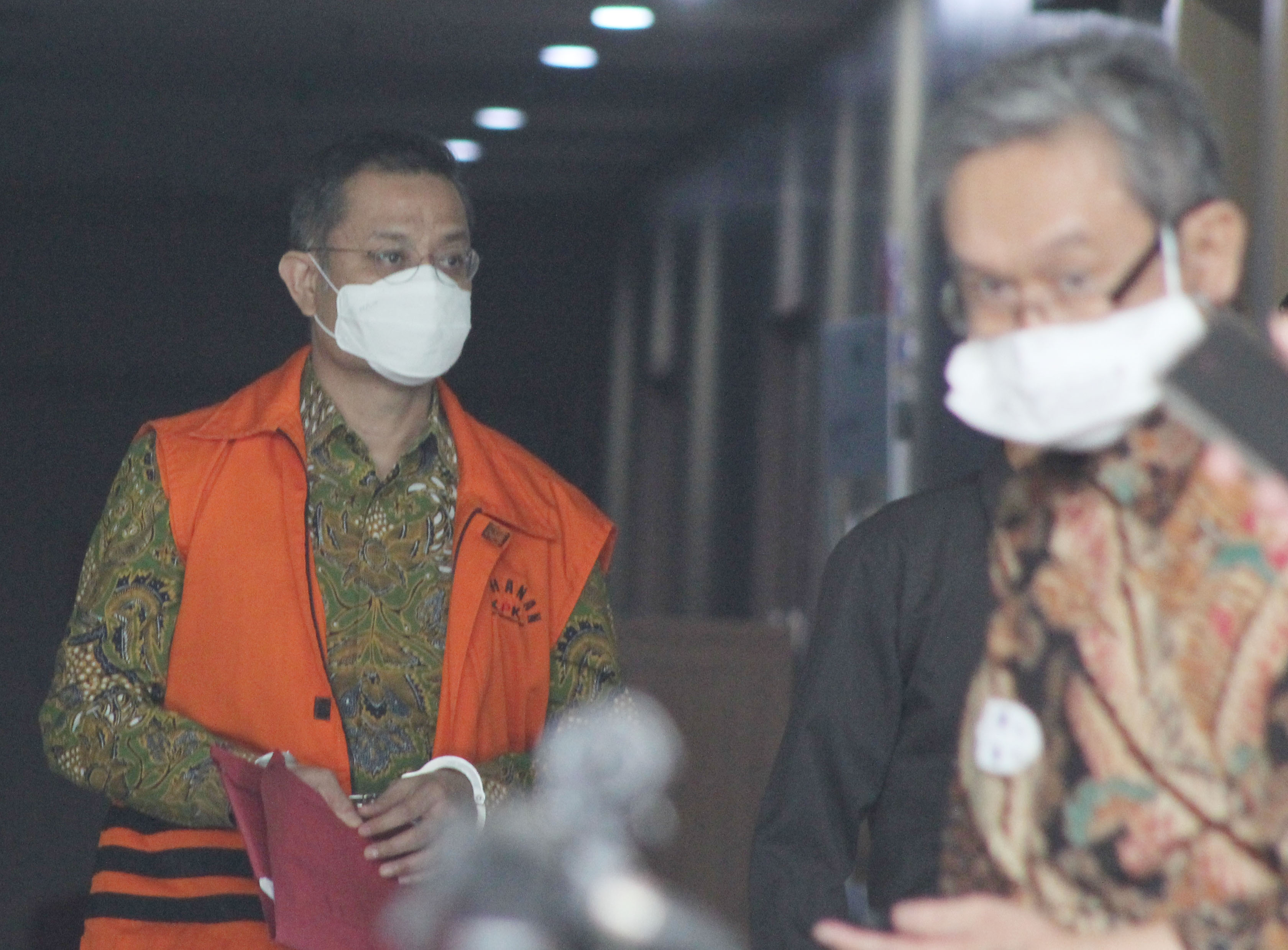 Terdakwa Mantan Menteri Sosial Juliari Batubara, setelah menjalani sidang Vonis secara Virtual di Gedung ACLC KPK, Jakarta, Senin (23/8). 