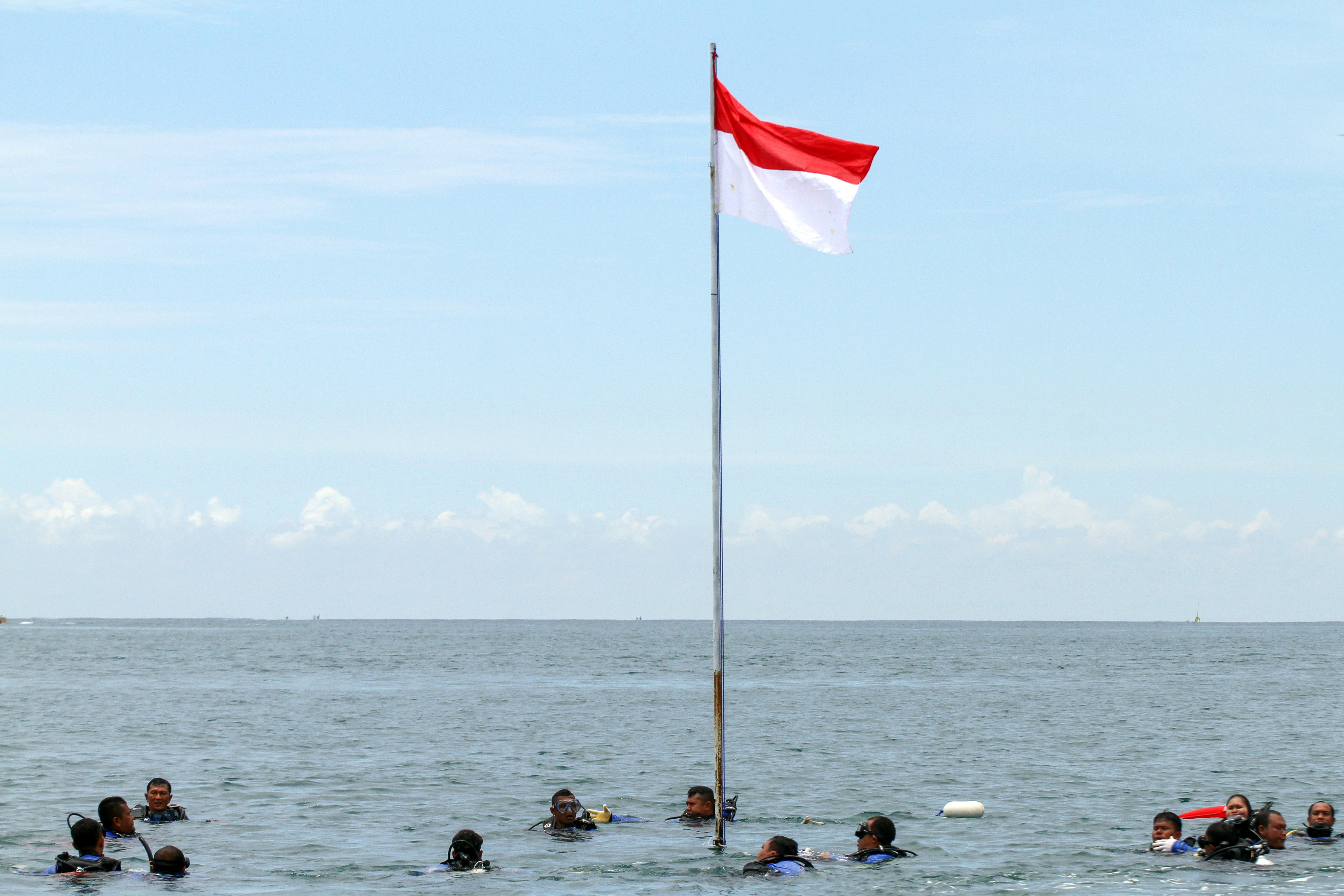 Tim penyelam gabungan melakukan persiapan penghormatan Bendera Merah Putih pada HUT RI ke-76.