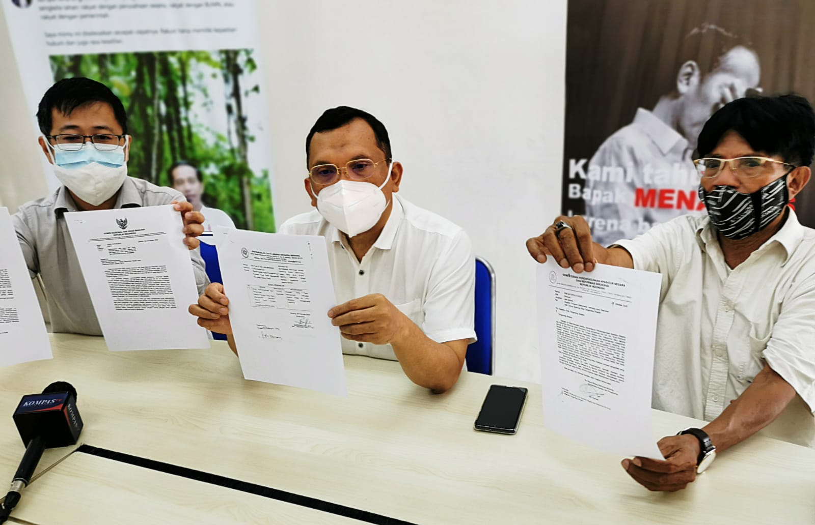 Ketua Forum Korban Mafia Tanah Indonesia (FKMTI), SK Budiardjo (tengah), didampingi Ketua Relawan Jokowi, Yanes Yoshua (kanan), dan  korban 