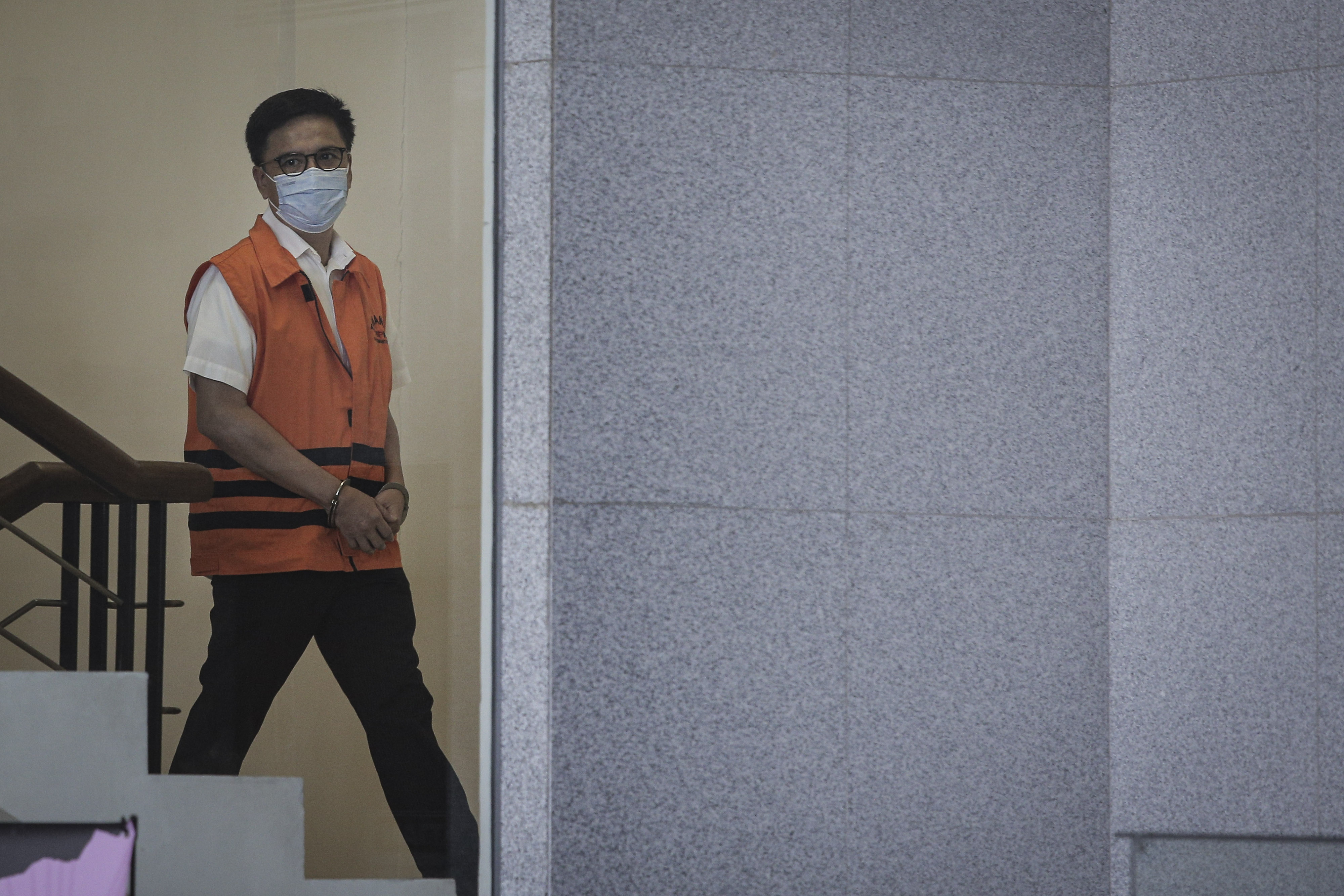 Tersangka mantan Dirut Sarana Jaya Yoory Corneles menjalani pemeriksaan di gedung KPK.