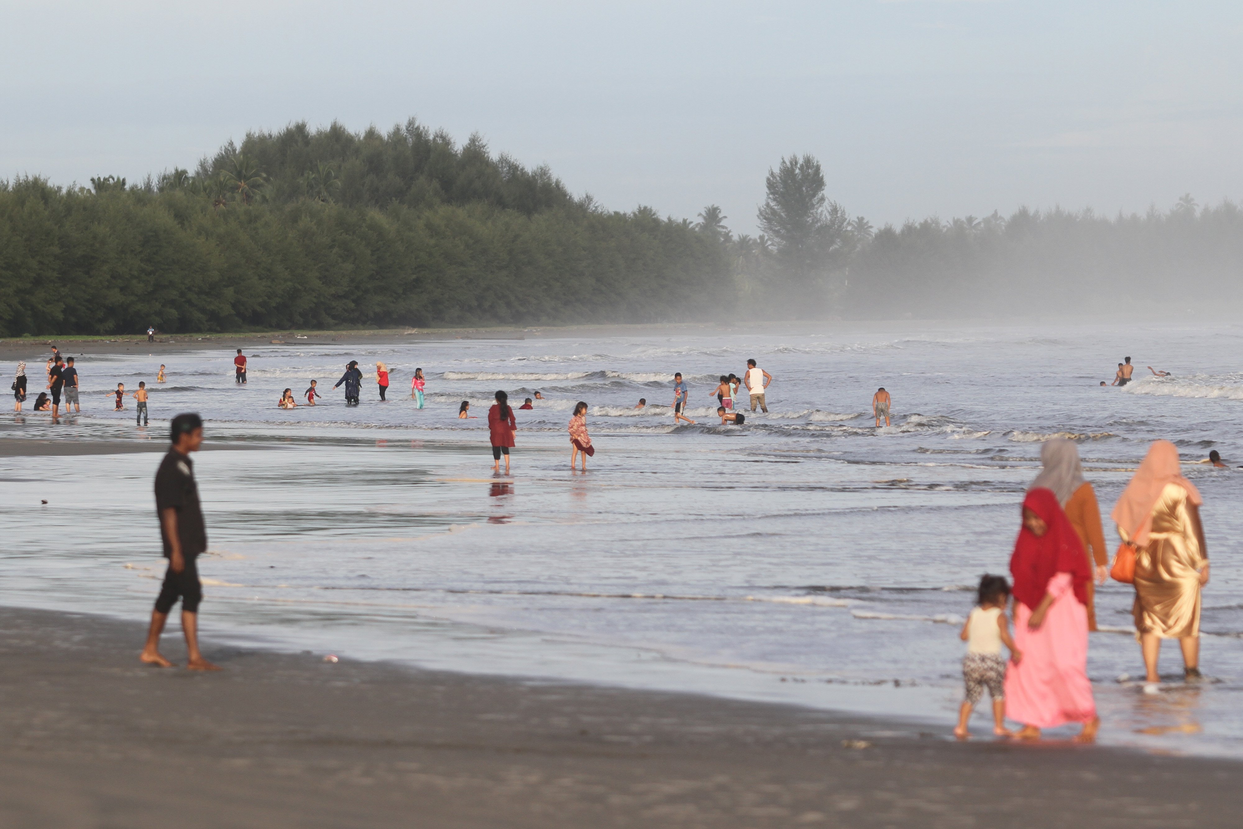 Warga menikmati liburan di objek wisata pantai Desa Suak Timah, Aceh.