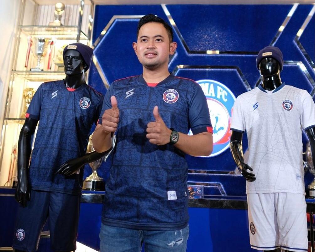 Presiden Arema FC Gilang Widya Pramana pada acara peluncuran jersey baru klub.