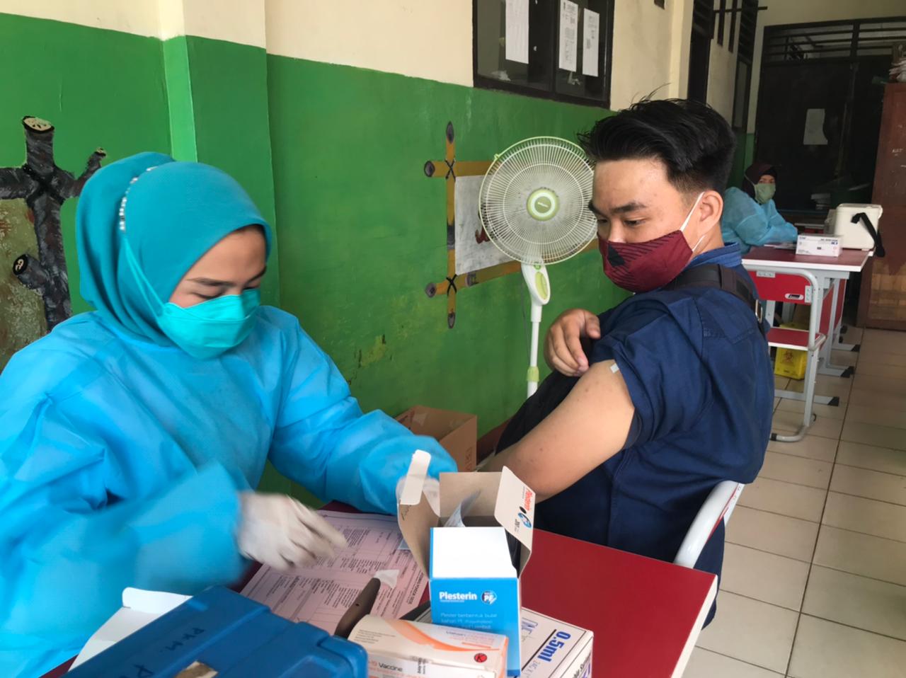 Warga Jaticempaka, Kecamatan Pondokgede, Kota Bekasi antusias mengikuti program vaksinasi Covdi-19 massal dosis kedua.