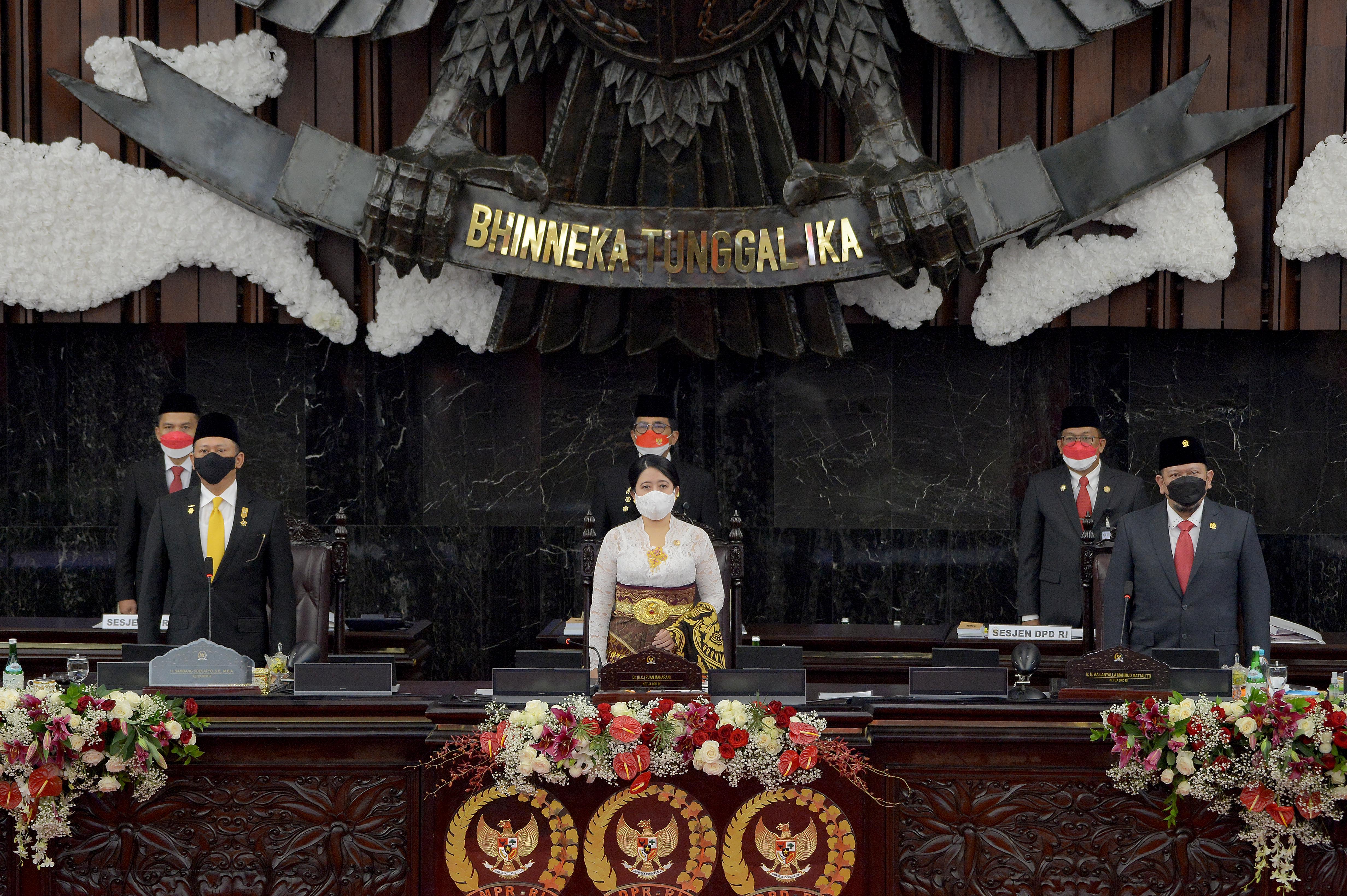 Ketua Dewan Perwakilan Rakyat (DPR) Puan Maharani (tengah)