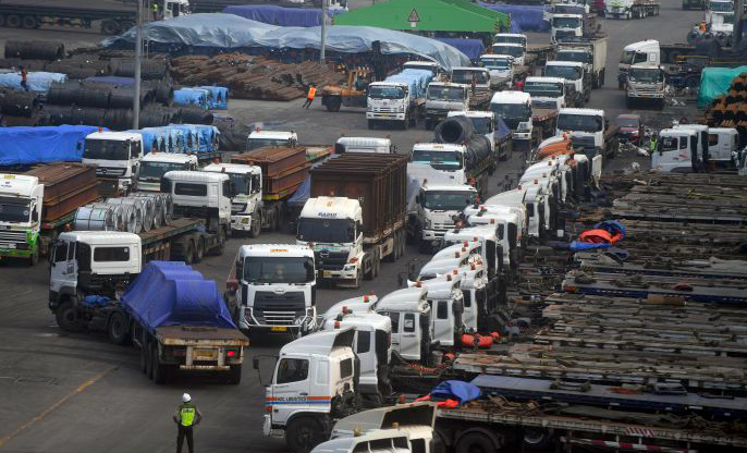 Suasana aktivitas bongkar muat di Pelabuhan Tanjung Priok, Jakarta.