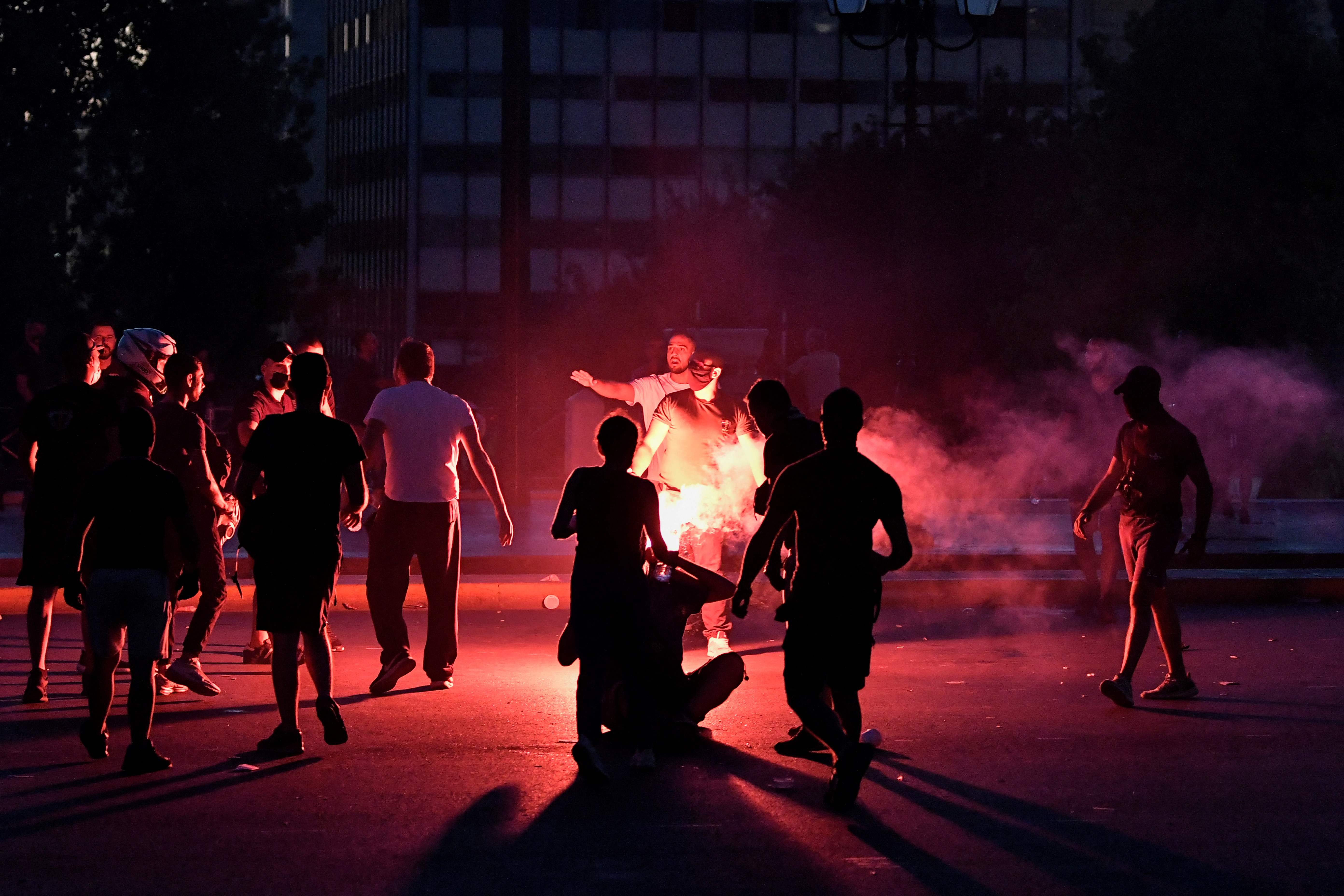 Polisi Yunani Bubarkan Demonstran Antivaksin dengan Gas Air Mata