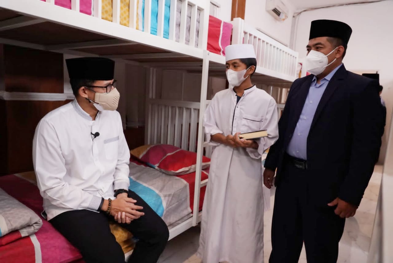 Pengusaha Sandiaga Uno (duduk).