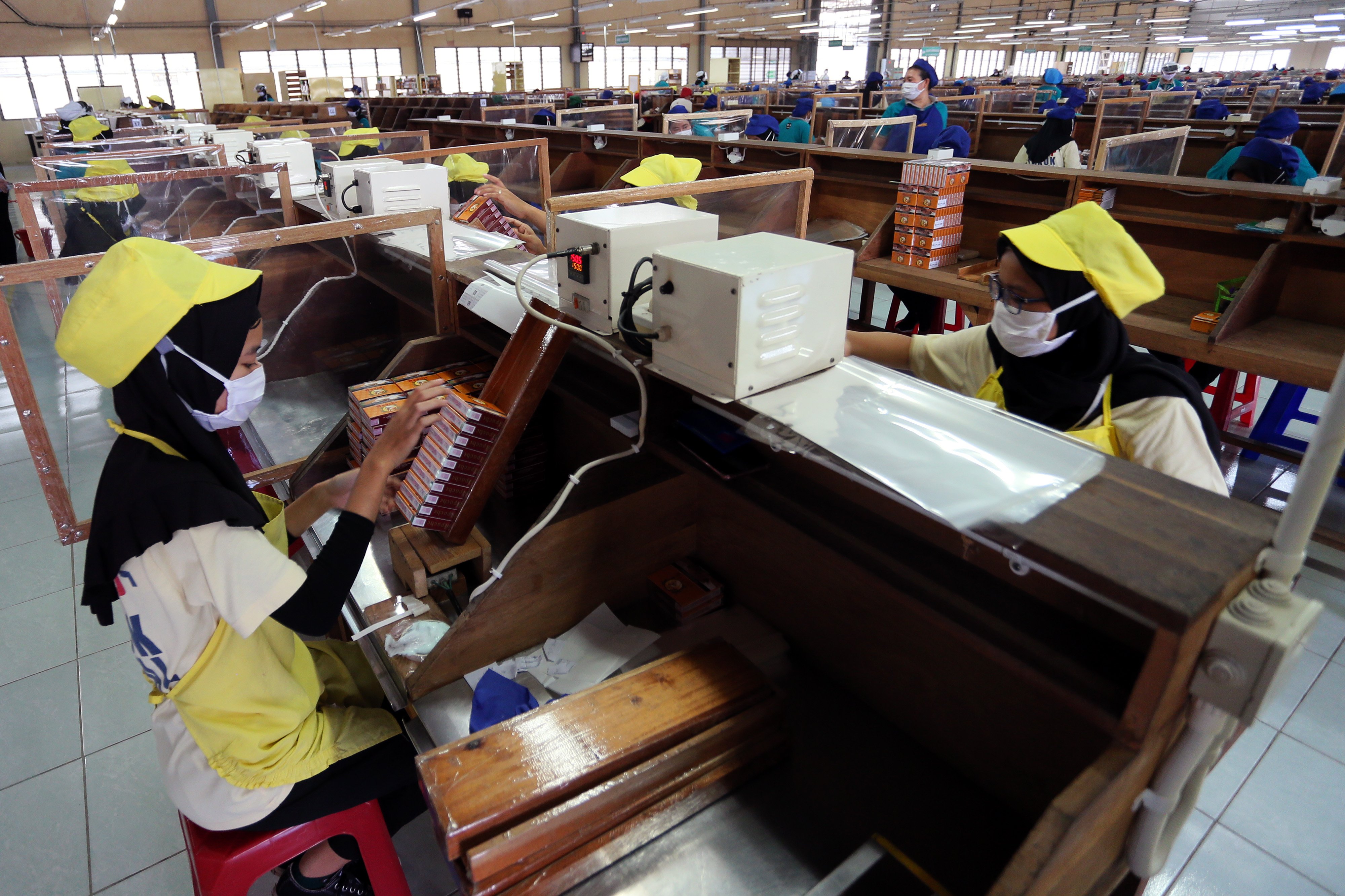 Pekerja perempuan saat beraktivitas di salah satu pabrik rokok wiilayah Blitar, Jawa Timur.