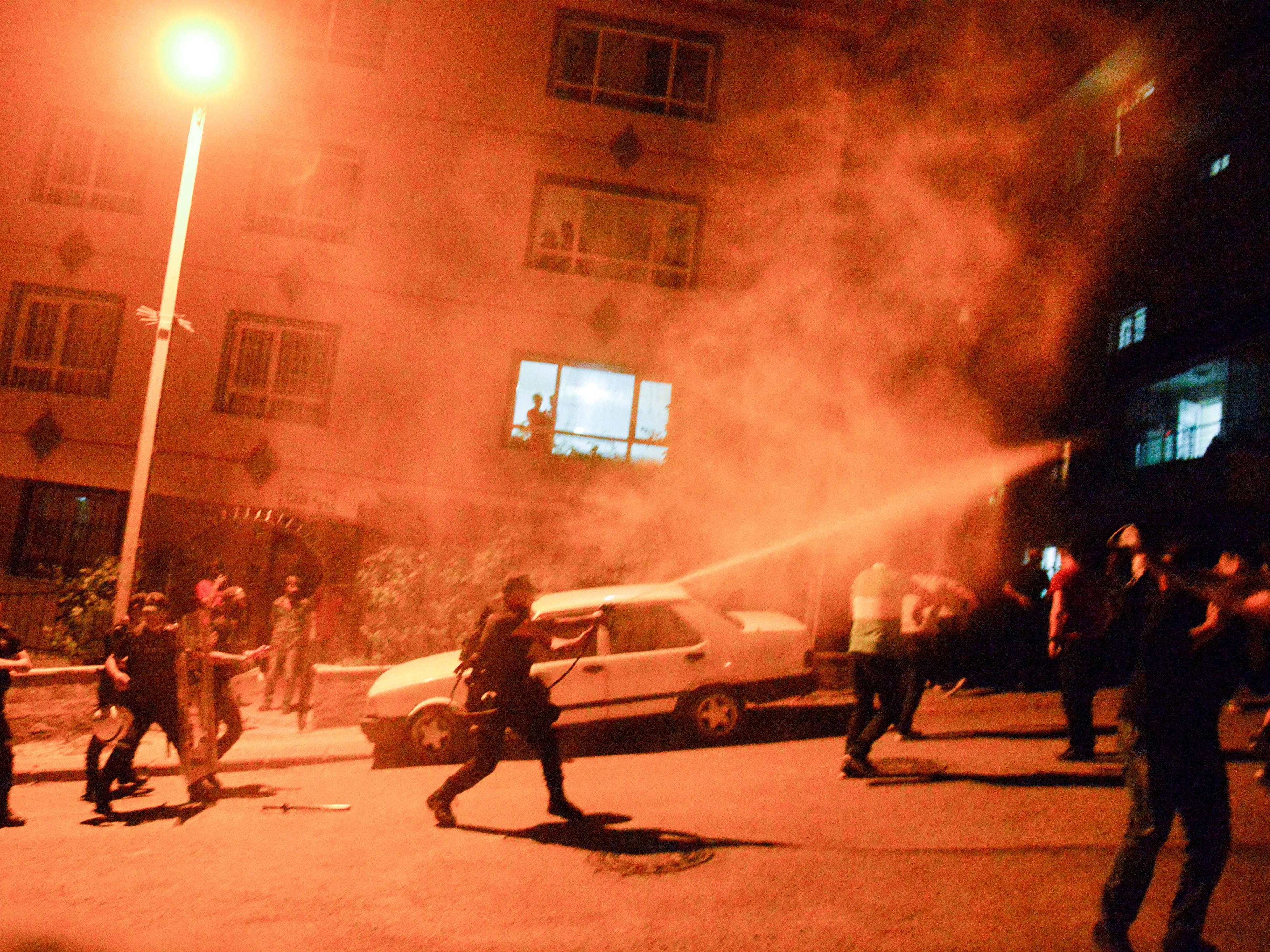 Polisi Turki menggunakan gas air mata untuk membubarkan orang-orang yang menghancurkan toko dan rumah yang diyakini milik orang Suriah.