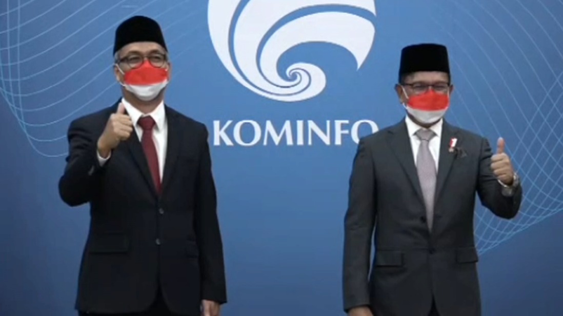 Menteri Komunikasi dan Informatika Johnny G Plate (kanan).