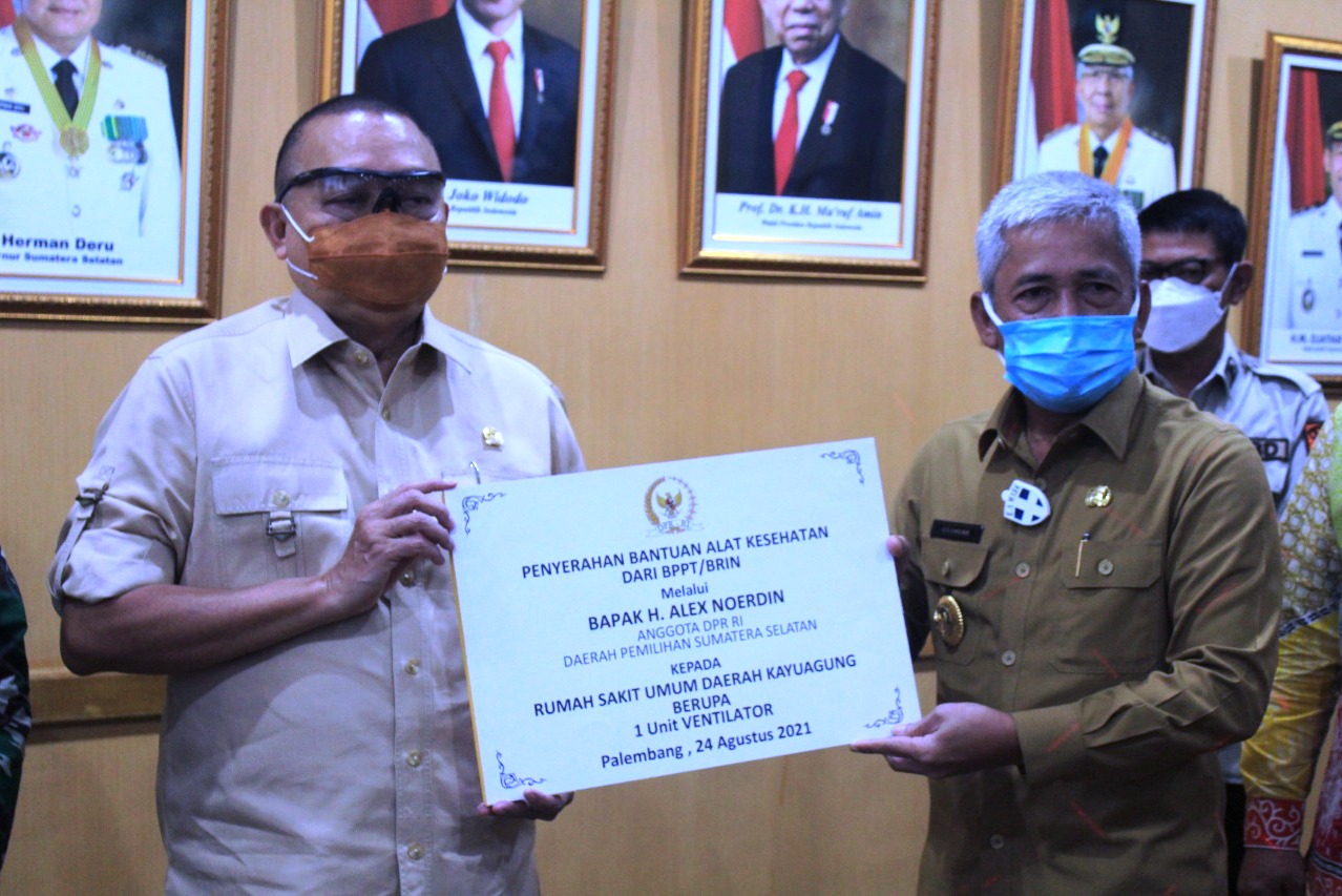 Bupati OKI Iskandar menerima bantuan Ventilator dari Komisi I DPR RI melalui Alex Noerdin untuk RSUD Sekayu, Kamis (26/8).