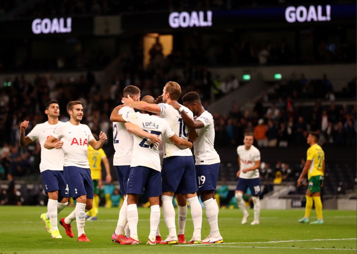 Para pemain Tottenham Hotspur melakukan selebrasi usai mencetak gol ke gawang Pacos di laga playoff Liga Konferensi UEFA.